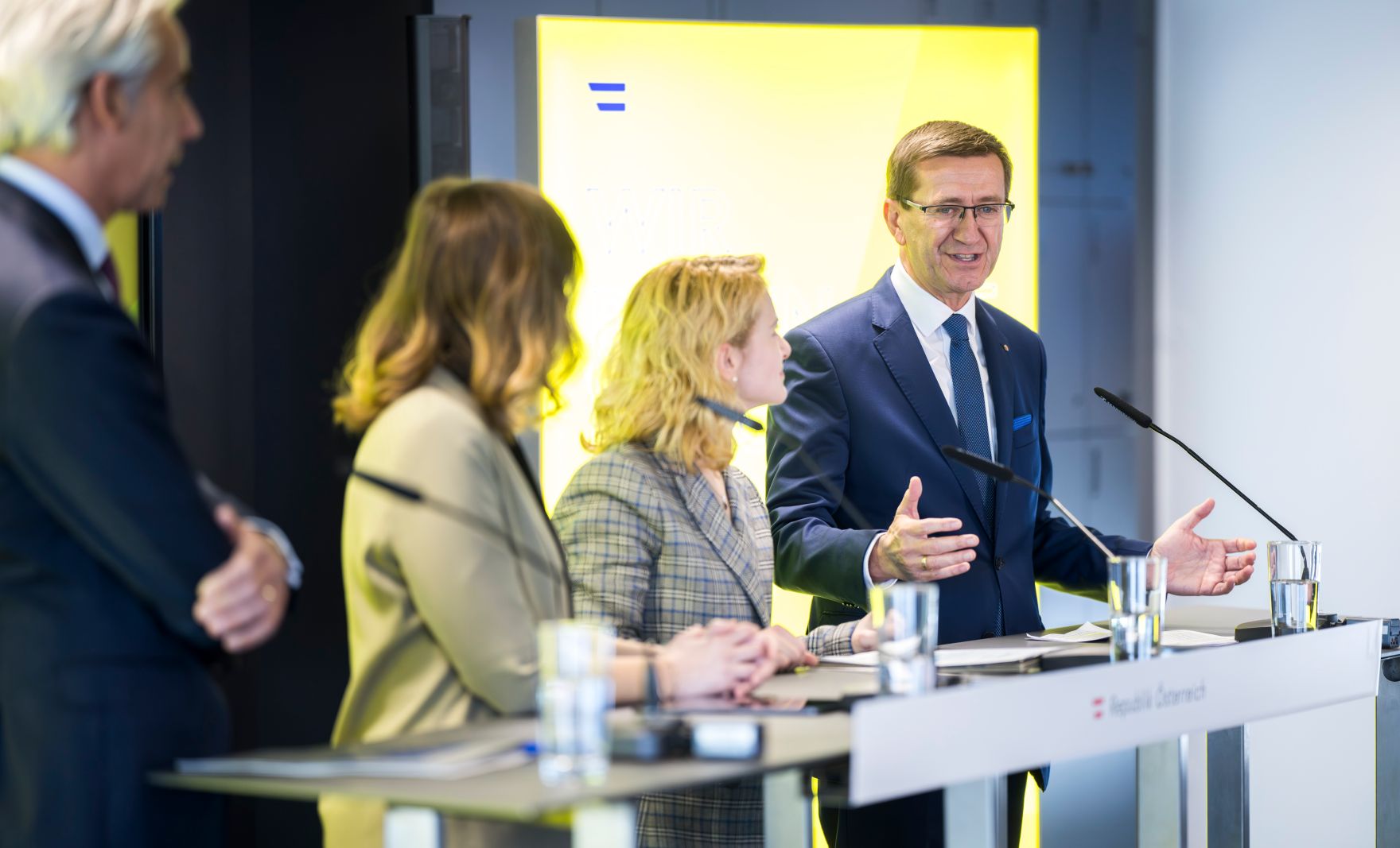 Am 24. November 2025 besuchte Bundesministerin Claudia Plakolm (2.v.l.) gemeinsam mit Bundesministerin Eva-Maria Holzleitner (2.v.r.) das Projekt &bdquo;QuantumReady&quot; im Software Competence Center Hagenberg. Im Bild bei der anschlie&szlig;enden Pressekonferenz.
