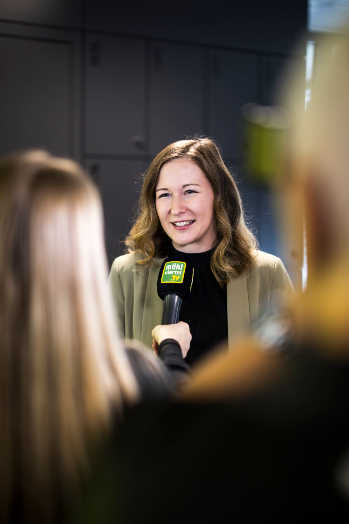 Am 24. November 2025 besuchte Bundesministerin Claudia Plakolm (im Bild) gemeinsam mit Bundesministerin Eva-Maria Holzleitner das Projekt &bdquo;QuantumReady&quot; im Software Competence Center Hagenberg.
