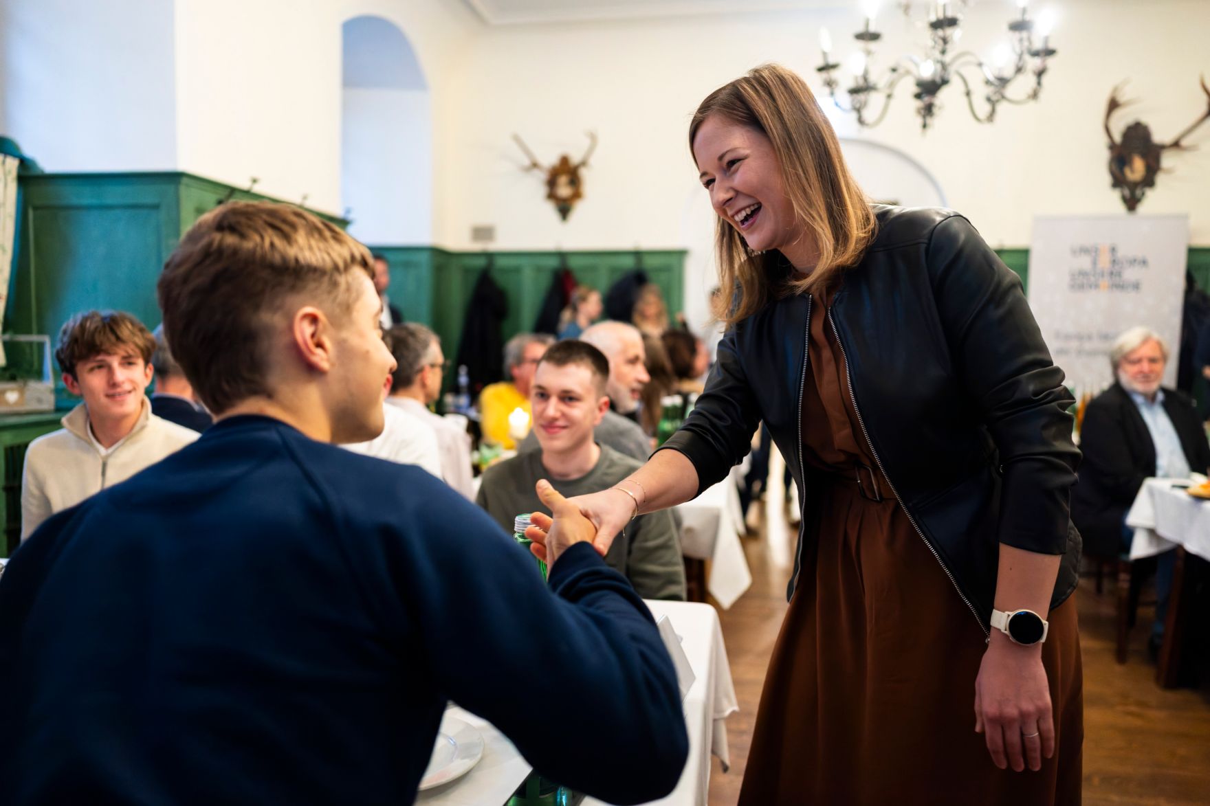 Am 25. November 2025 nahm Bundesministerin Claudia Plakolm (r.) am Europa-Stammtisch auf dem Stiegl-Klosterhof teil.