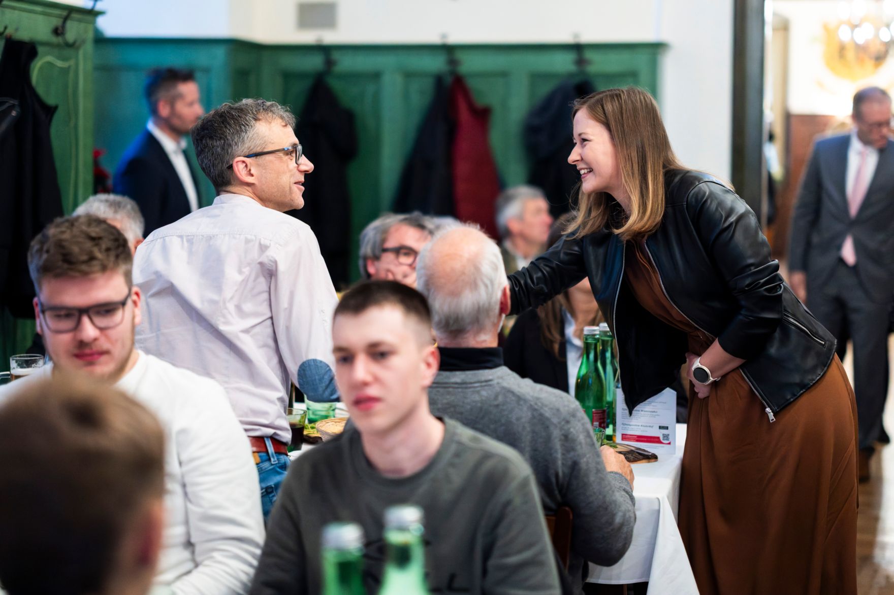Am 25. November 2025 nahm Bundesministerin Claudia Plakolm (r.) am Europa-Stammtisch auf dem Stiegl-Klosterhof teil.