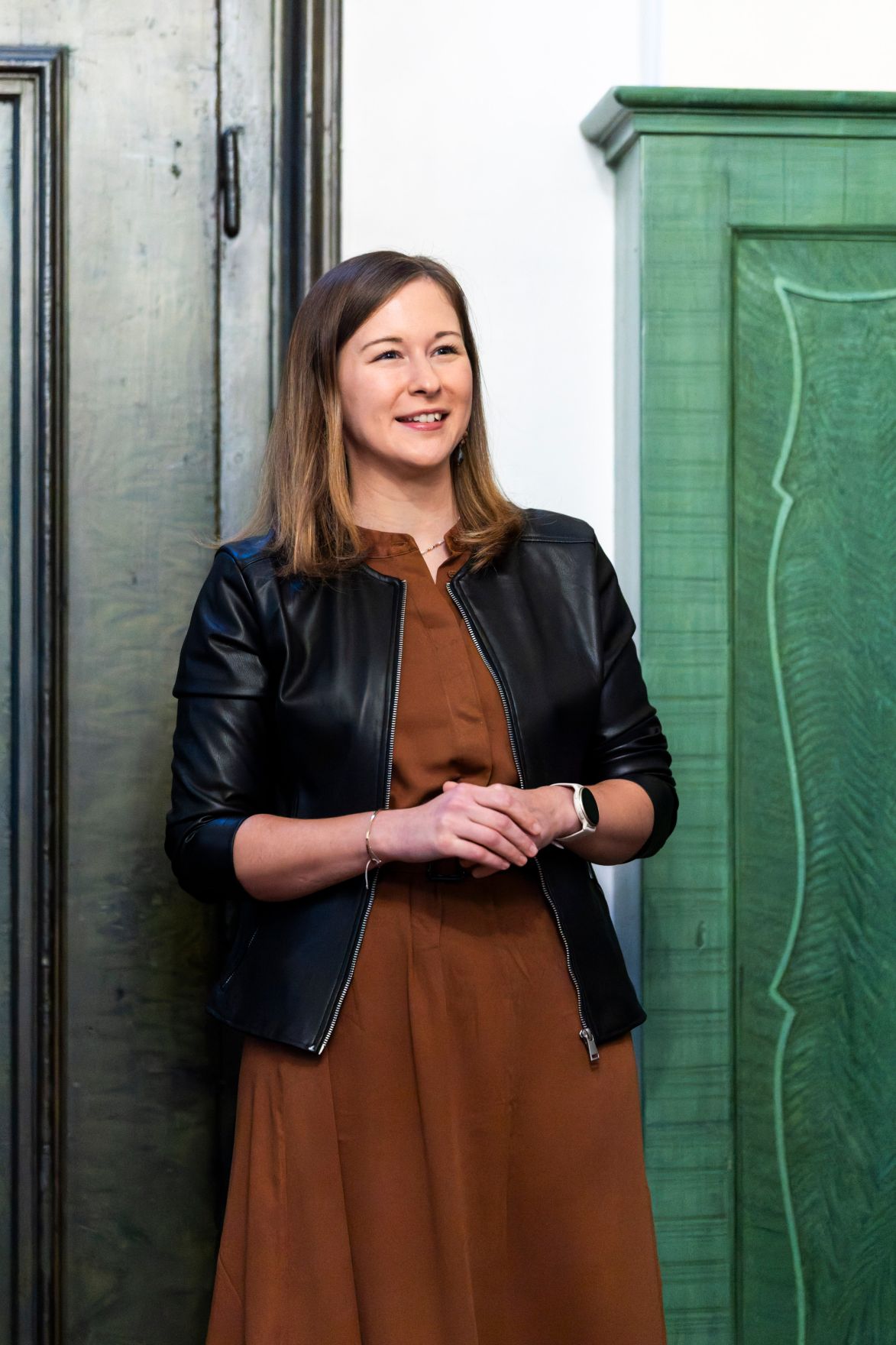 Am 25. November 2025 nahm Bundesministerin Claudia Plakolm (im Bild) am Europa-Stammtisch auf dem Stiegl-Klosterhof teil.