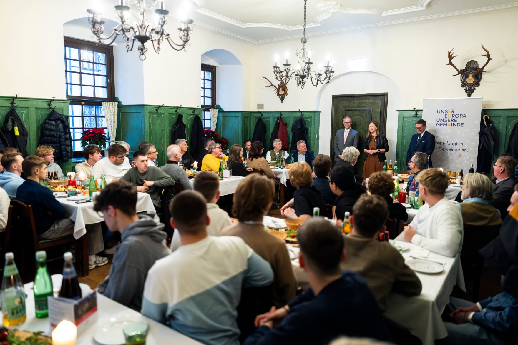 Am 25. November 2025 nahm Bundesministerin Claudia Plakolm am Europa-Stammtisch auf dem Stiegl-Klosterhof teil.