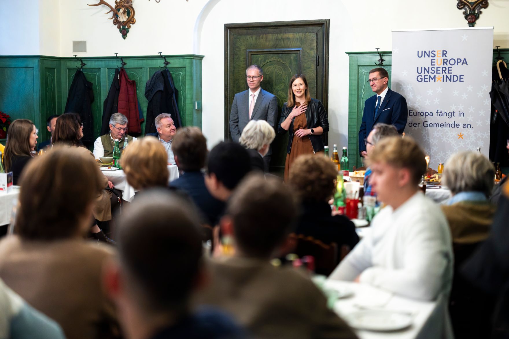 Am 25. November 2025 nahm Bundesministerin Claudia Plakolm am Europa-Stammtisch auf dem Stiegl-Klosterhof teil.