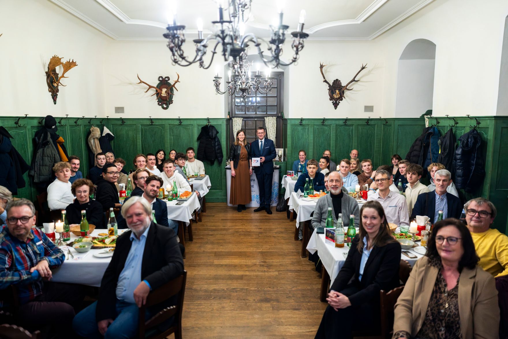 Am 25. November 2025 nahm Bundesministerin Claudia Plakolm am Europa-Stammtisch auf dem Stiegl-Klosterhof teil.