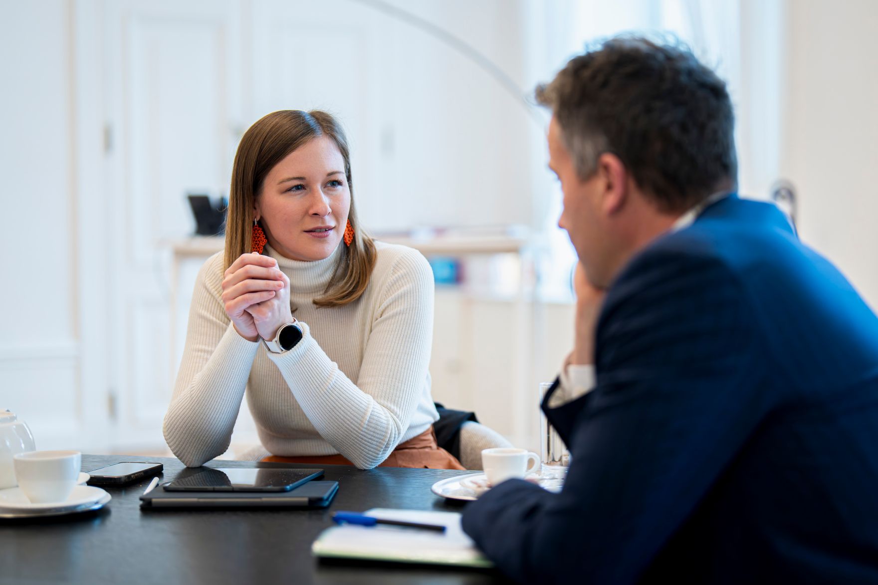 Am 26. November 2025 empfing Bundesministerin Claudia Plakolm (r.) den Vorstand des Arbeitsmarktservice Johannes Kopf (l.) zu einem Arbeitsgespr&auml;ch.