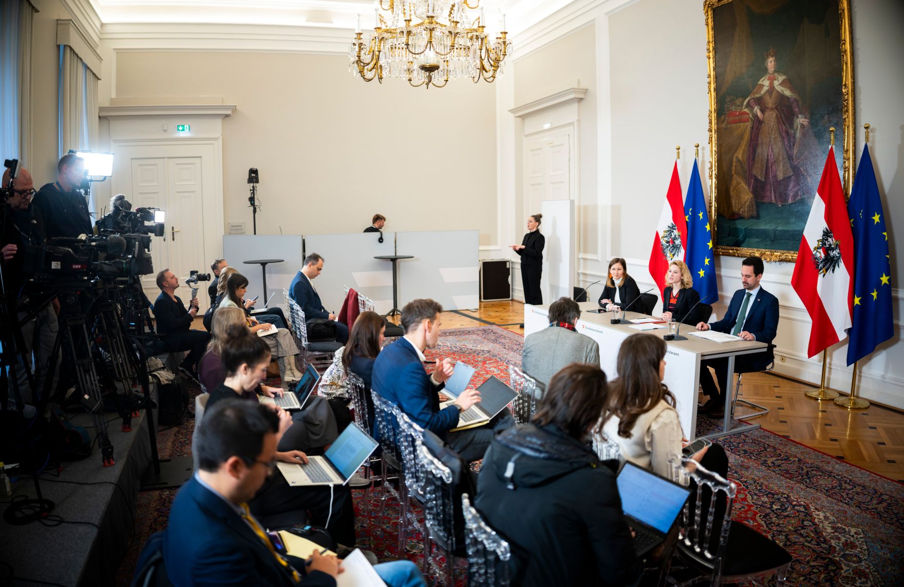 Am 26. November 2025 nahmen (v.l.n.r.) Bundesministerin Claudia Plakolm, Bundesministerin Eva-Maria Holzleitner und Bundesminister Christoph Wiederkehr am Pressefoyer nach dem Ministerrat teil.