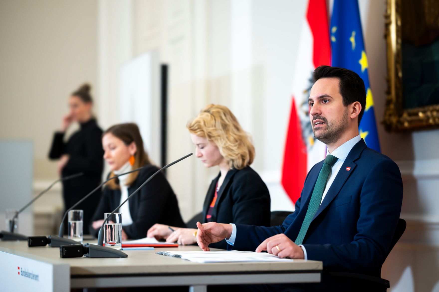Am 26. November 2025 nahmen (v.l.n.r.) Bundesministerin Claudia Plakolm, Bundesministerin Eva-Maria Holzleitner und Bundesminister Christoph Wiederkehr am Pressefoyer nach dem Ministerrat teil.