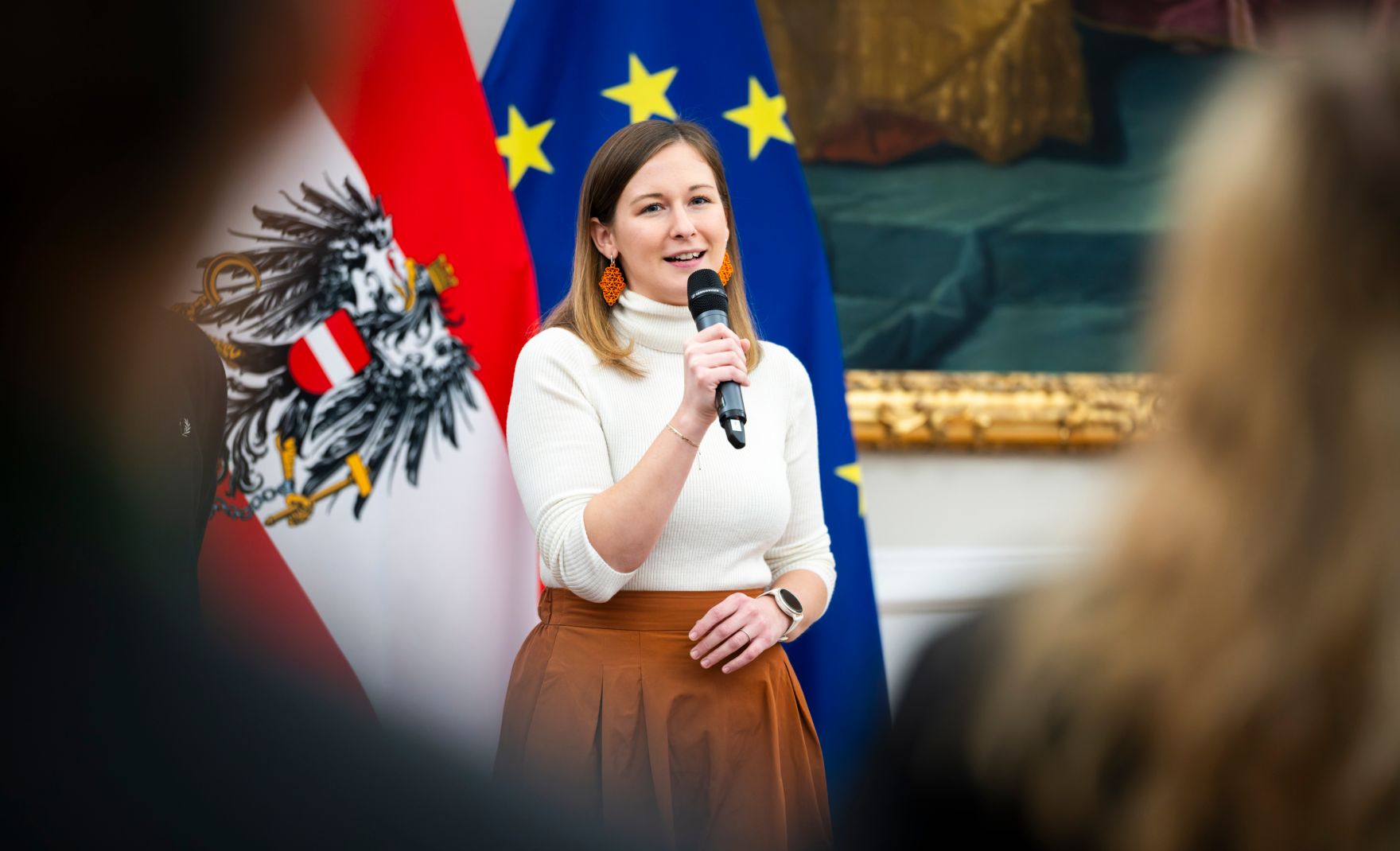 Am 26. November 2025 nahm Bundesministerin Claudia Plakolm (im Bild) gemeinsam mit Staatssekret&auml;rin Ulrike K&ouml;nigsberger-Ludwig an der Verleihung der Plakette zur Gesundheitskompetenten Offenen Jugendarbeit teil.