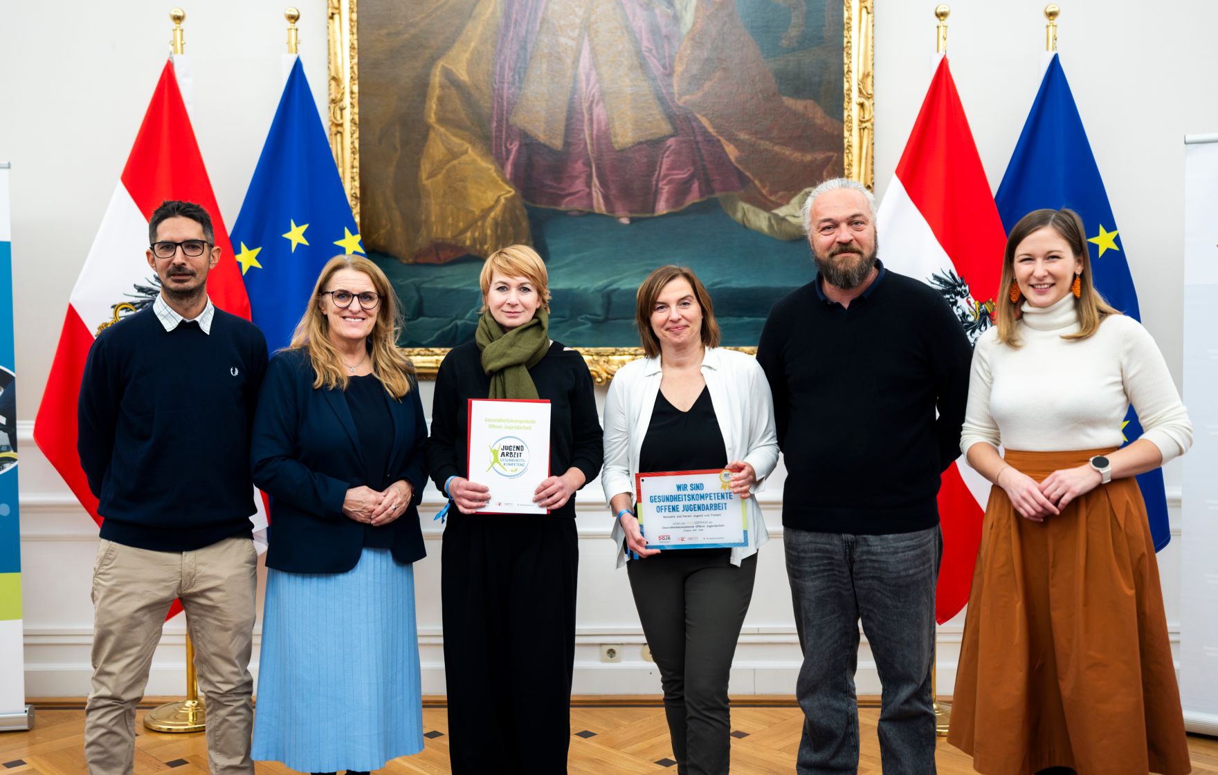 Am 26. November 2025 nahm Bundesministerin Claudia Plakolm (r.) gemeinsam mit Staatssekret&auml;rin Ulrike K&ouml;nigsberger-Ludwig (2.v.l.) an der Verleihung der Plakette zur Gesundheitskompetenten Offenen Jugendarbeit teil.