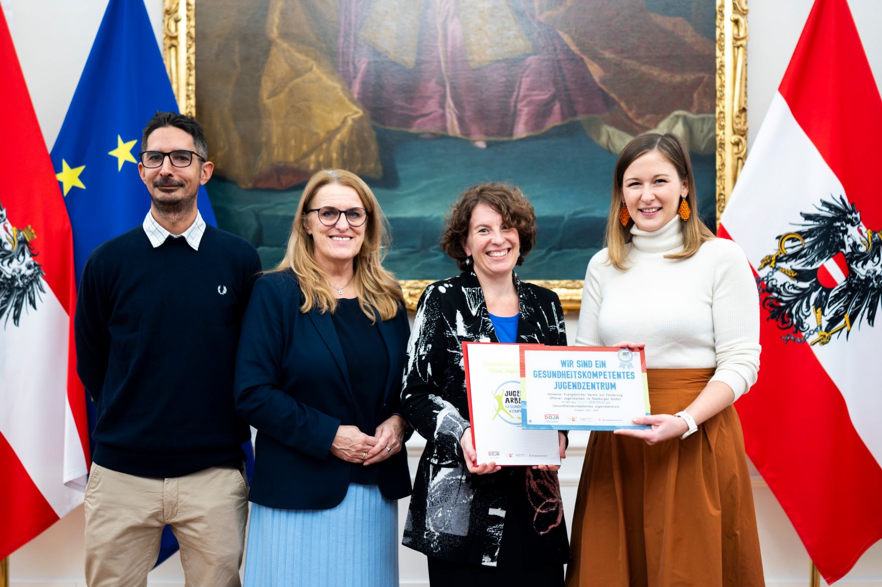 Am 26. November 2025 nahm Bundesministerin Claudia Plakolm (r.) gemeinsam mit Staatssekret&auml;rin Ulrike K&ouml;nigsberger-Ludwig (2.v.l.) an der Verleihung der Plakette zur Gesundheitskompetenten Offenen Jugendarbeit teil.