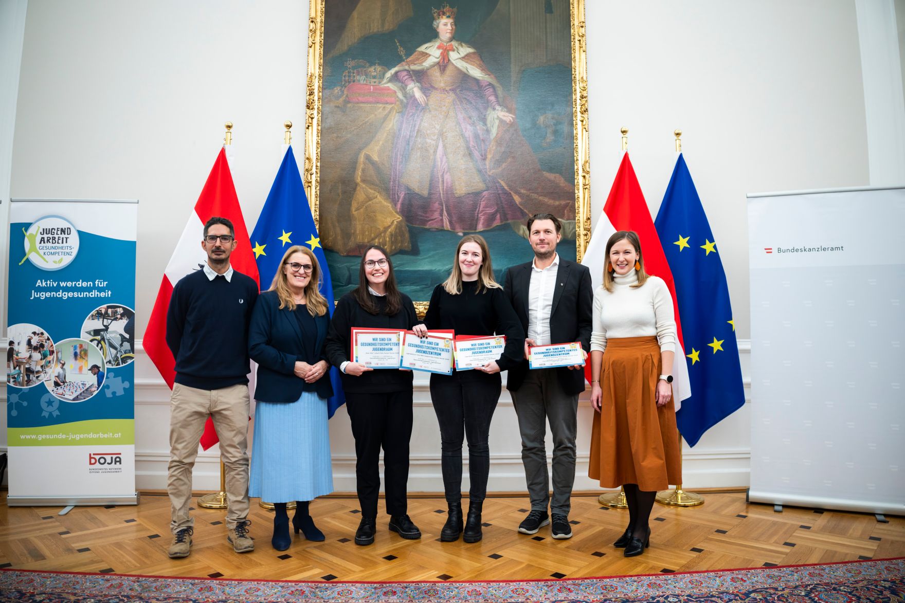 Am 26. November 2025 nahm Bundesministerin Claudia Plakolm (r.) gemeinsam mit Staatssekret&auml;rin Ulrike K&ouml;nigsberger-Ludwig (2.v.l.) an der Verleihung der Plakette zur Gesundheitskompetenten Offenen Jugendarbeit teil.