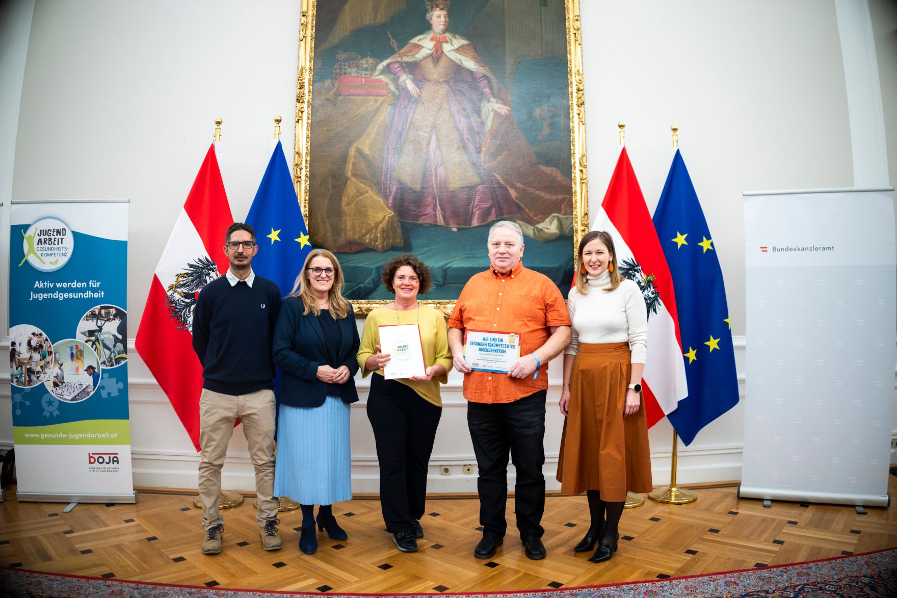 Am 26. November 2025 nahm Bundesministerin Claudia Plakolm (r.) gemeinsam mit Staatssekret&auml;rin Ulrike K&ouml;nigsberger-Ludwig (2.v.l.) an der Verleihung der Plakette zur Gesundheitskompetenten Offenen Jugendarbeit teil.