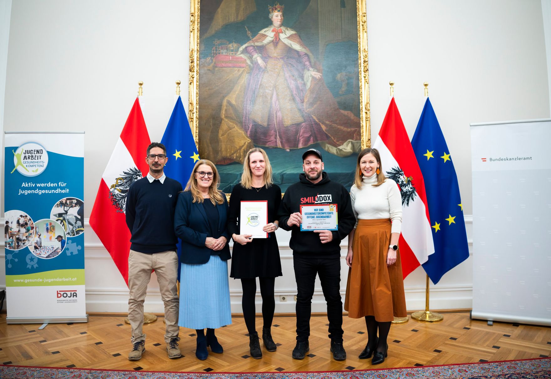 Am 26. November 2025 nahm Bundesministerin Claudia Plakolm (r.) gemeinsam mit Staatssekret&auml;rin Ulrike K&ouml;nigsberger-Ludwig (2.v.l.) an der Verleihung der Plakette zur Gesundheitskompetenten Offenen Jugendarbeit teil.