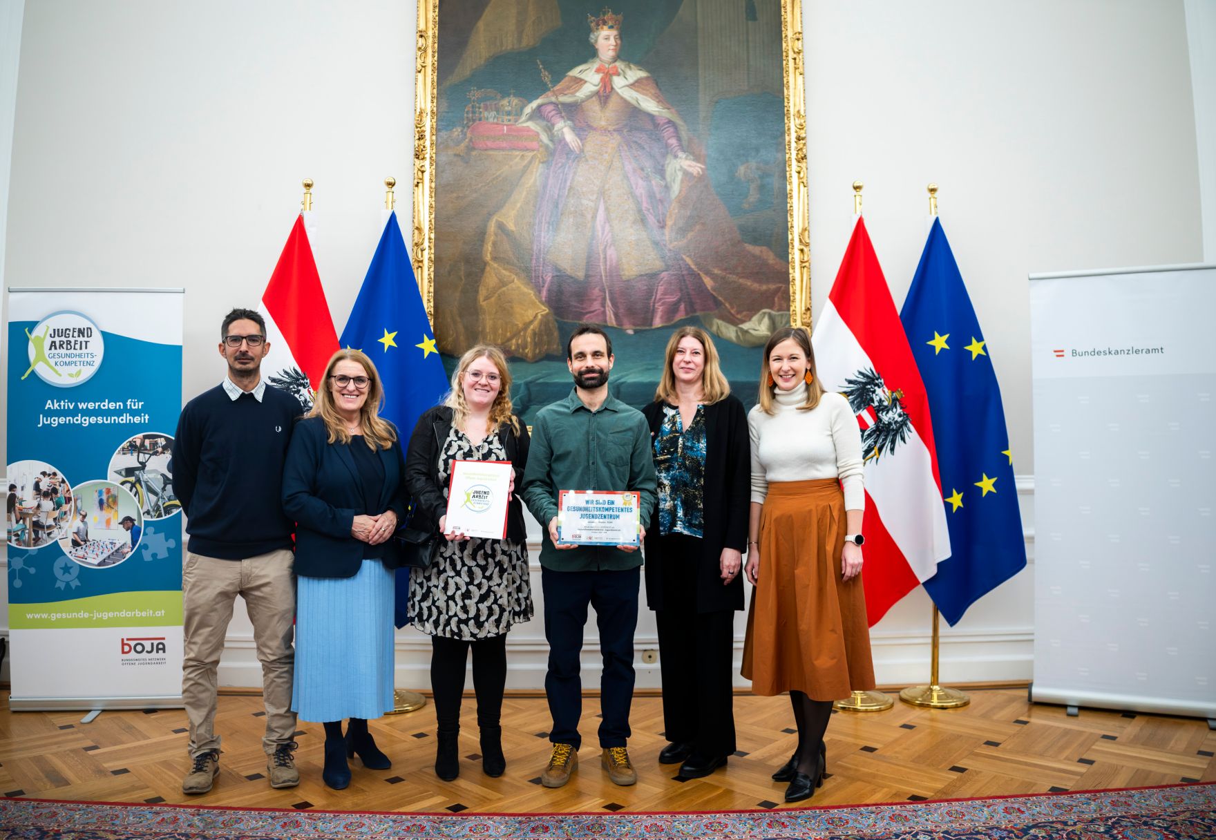 Am 26. November 2025 nahm Bundesministerin Claudia Plakolm (r.) gemeinsam mit Staatssekret&auml;rin Ulrike K&ouml;nigsberger-Ludwig (2.v.l.) an der Verleihung der Plakette zur Gesundheitskompetenten Offenen Jugendarbeit teil.