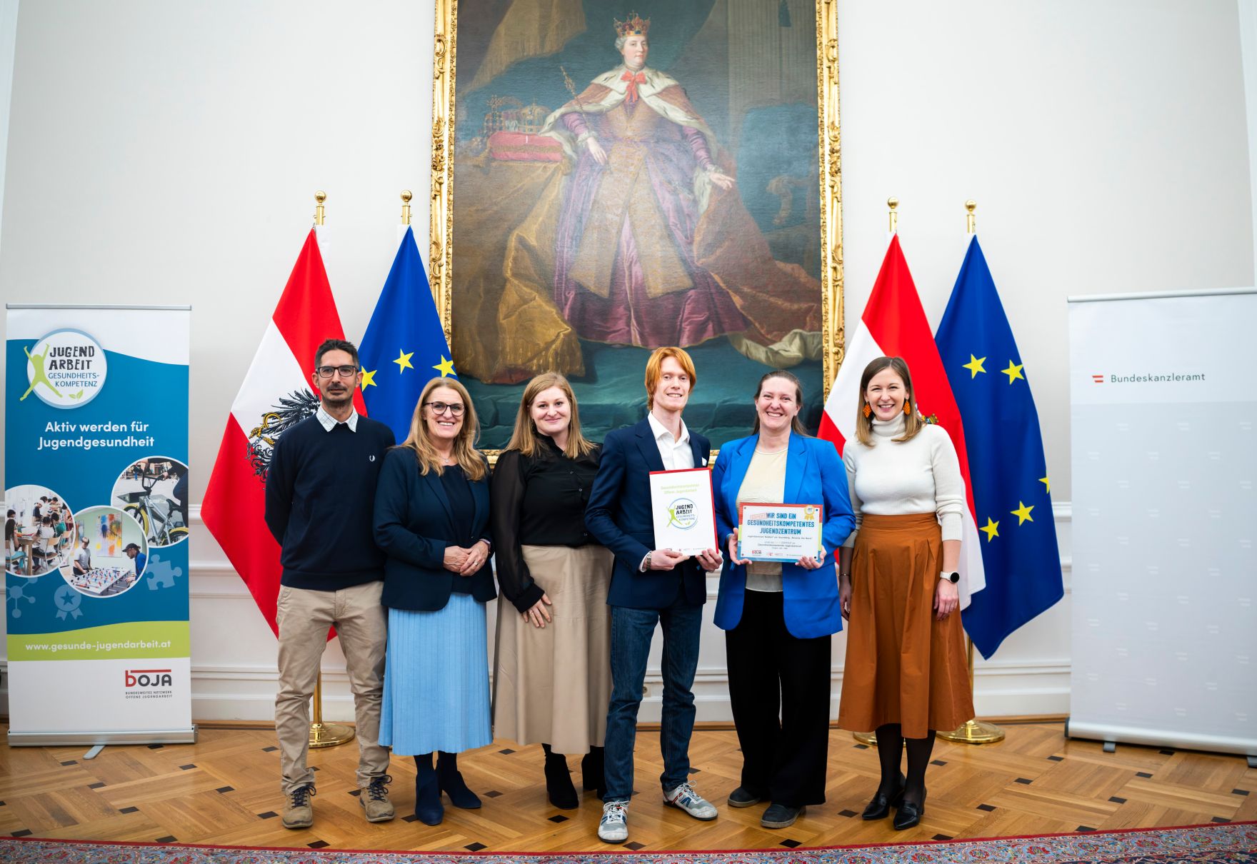 Am 26. November 2025 nahm Bundesministerin Claudia Plakolm (r.) gemeinsam mit Staatssekret&auml;rin Ulrike K&ouml;nigsberger-Ludwig (2.v.l.) an der Verleihung der Plakette zur Gesundheitskompetenten Offenen Jugendarbeit teil.