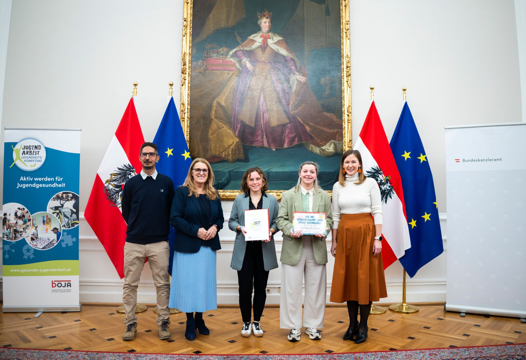 Am 26. November 2025 nahm Bundesministerin Claudia Plakolm (r.) gemeinsam mit Staatssekret&auml;rin Ulrike K&ouml;nigsberger-Ludwig (2.v.l.) an der Verleihung der Plakette zur Gesundheitskompetenten Offenen Jugendarbeit teil.