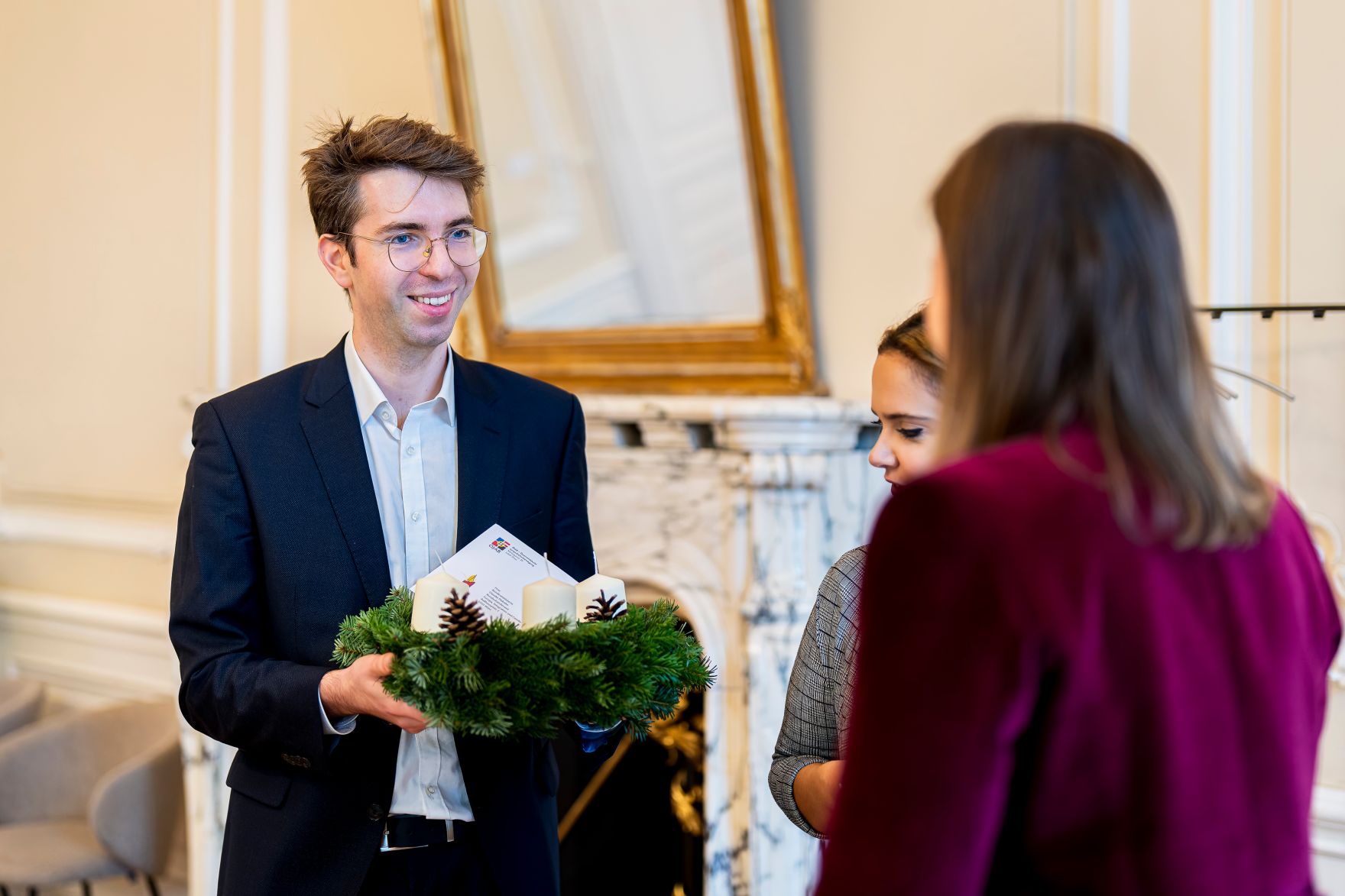 Am 27. November 2025 wurde Bundesministerin Claudia Plakolm (r.) von der &Ouml;JAB (&Ouml;sterreichische JungArbeiterBewegung) ein Adventkranz &uuml;berreicht.