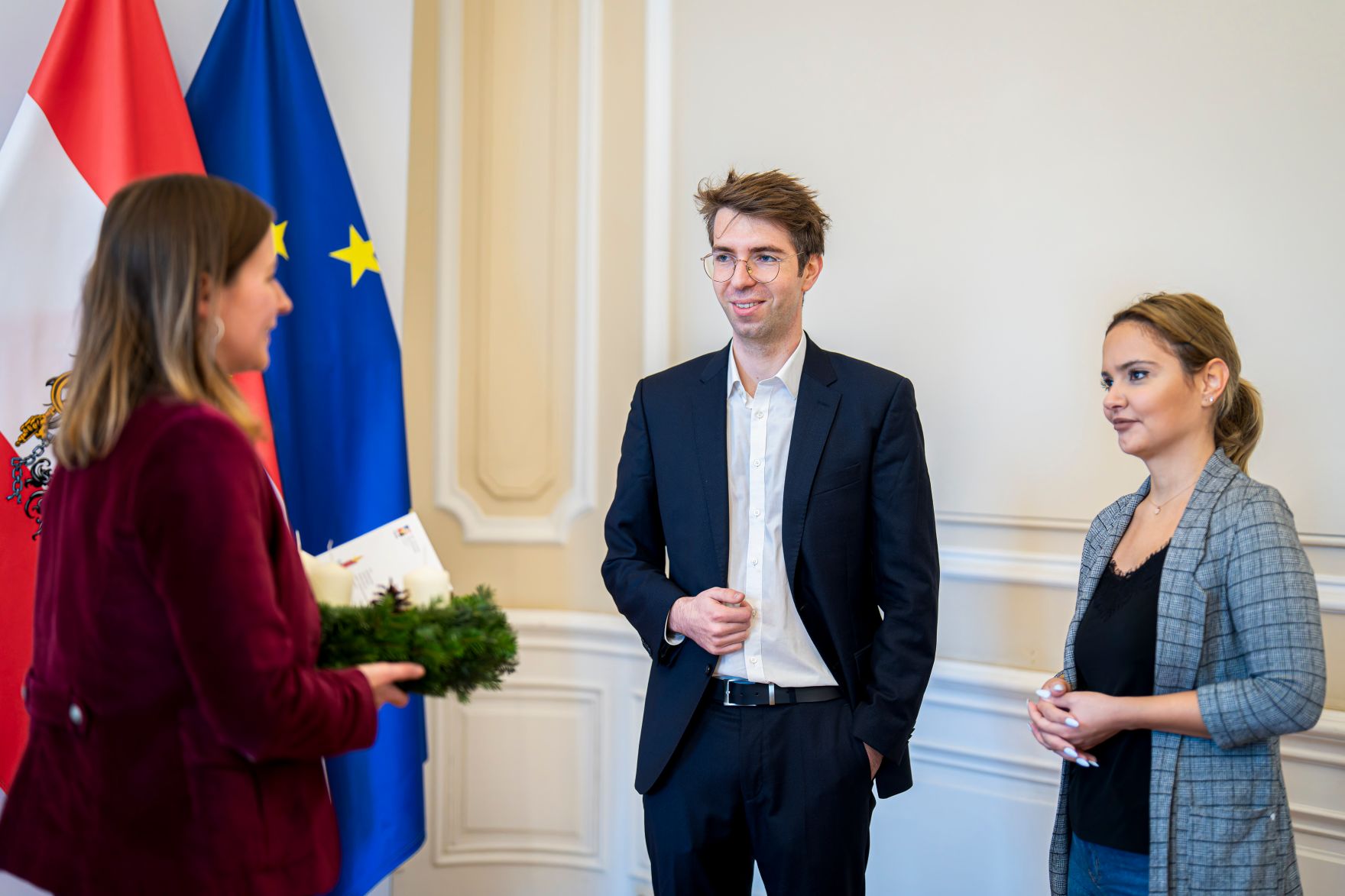 Am 27. November 2025 wurde Bundesministerin Claudia Plakolm (l.) von der &Ouml;JAB (&Ouml;sterreichische JungArbeiterBewegung) ein Adventkranz &uuml;berreicht.