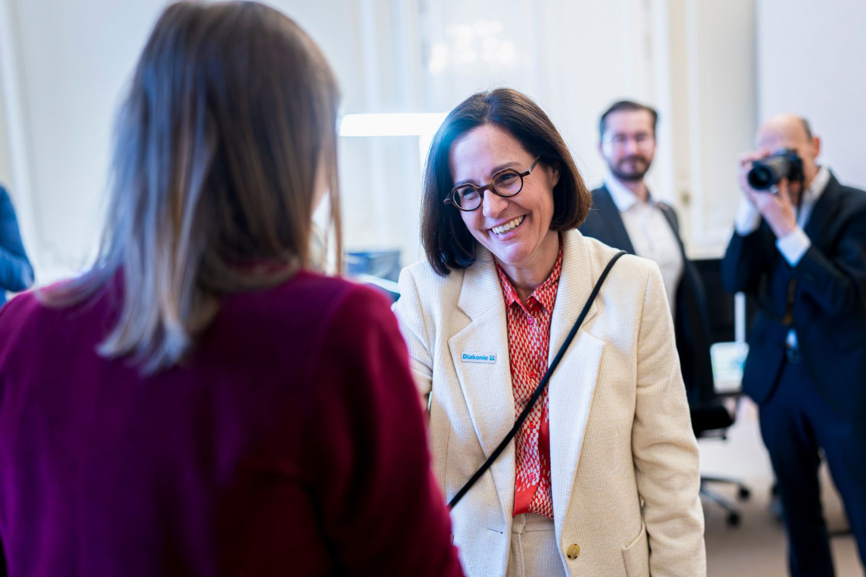 Am 26. November 2025 wurde Bundeskanzler Claudia Plakolm (l.) von der Diakonie &Ouml;sterreich ein Adventkranz &uuml;berreicht. Im Bild mit der Direktorin der Diakonie &Ouml;sterreich, Maria Moser (r.).