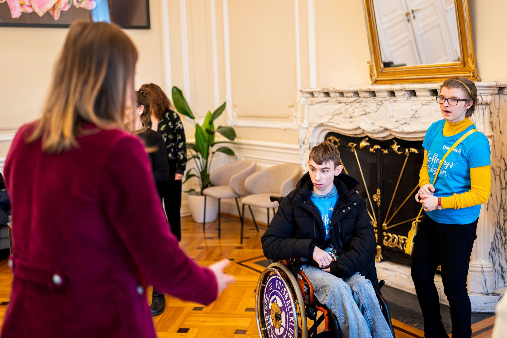 Am 26. November 2025 wurde Bundeskanzler Claudia Plakolm (l.) von der Diakonie &Ouml;sterreich ein Adventkranz &uuml;berreicht.