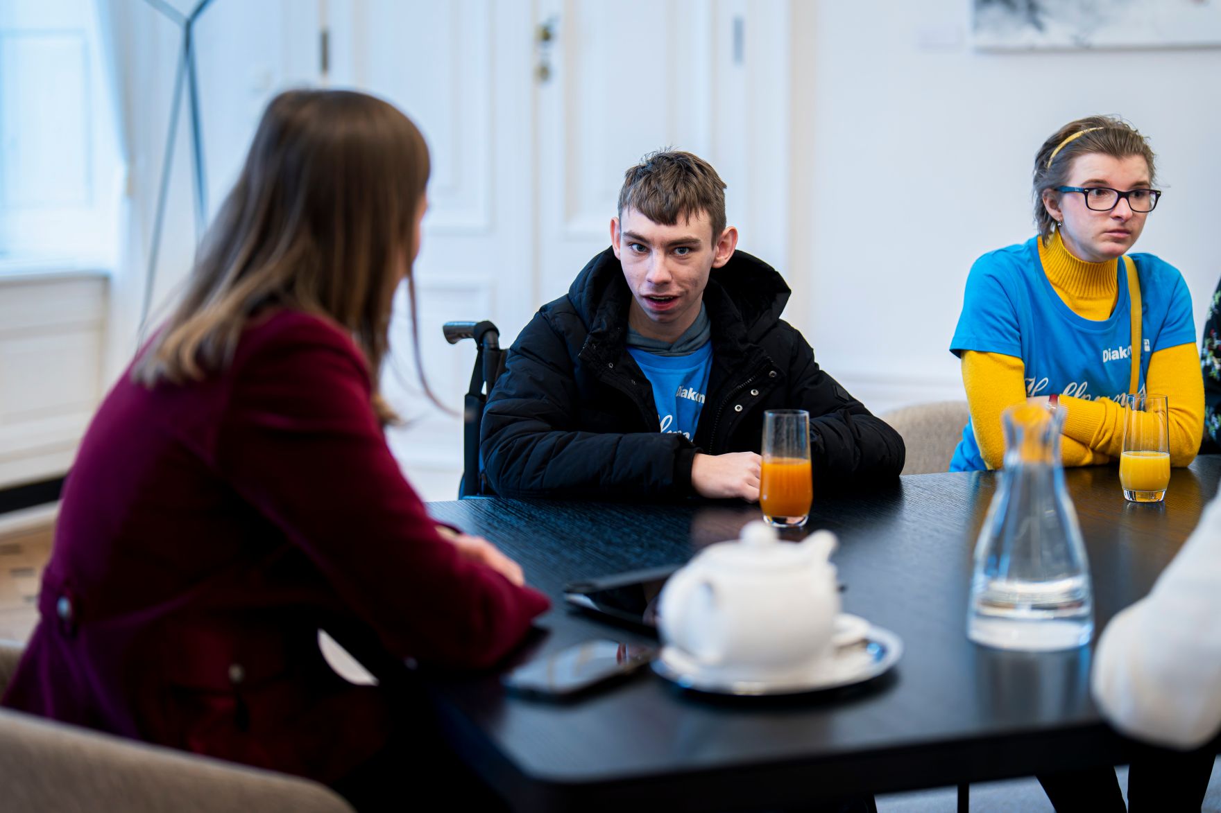 Am 26. November 2025 wurde Bundeskanzler Claudia Plakolm (l.) von der Diakonie &Ouml;sterreich ein Adventkranz &uuml;berreicht.