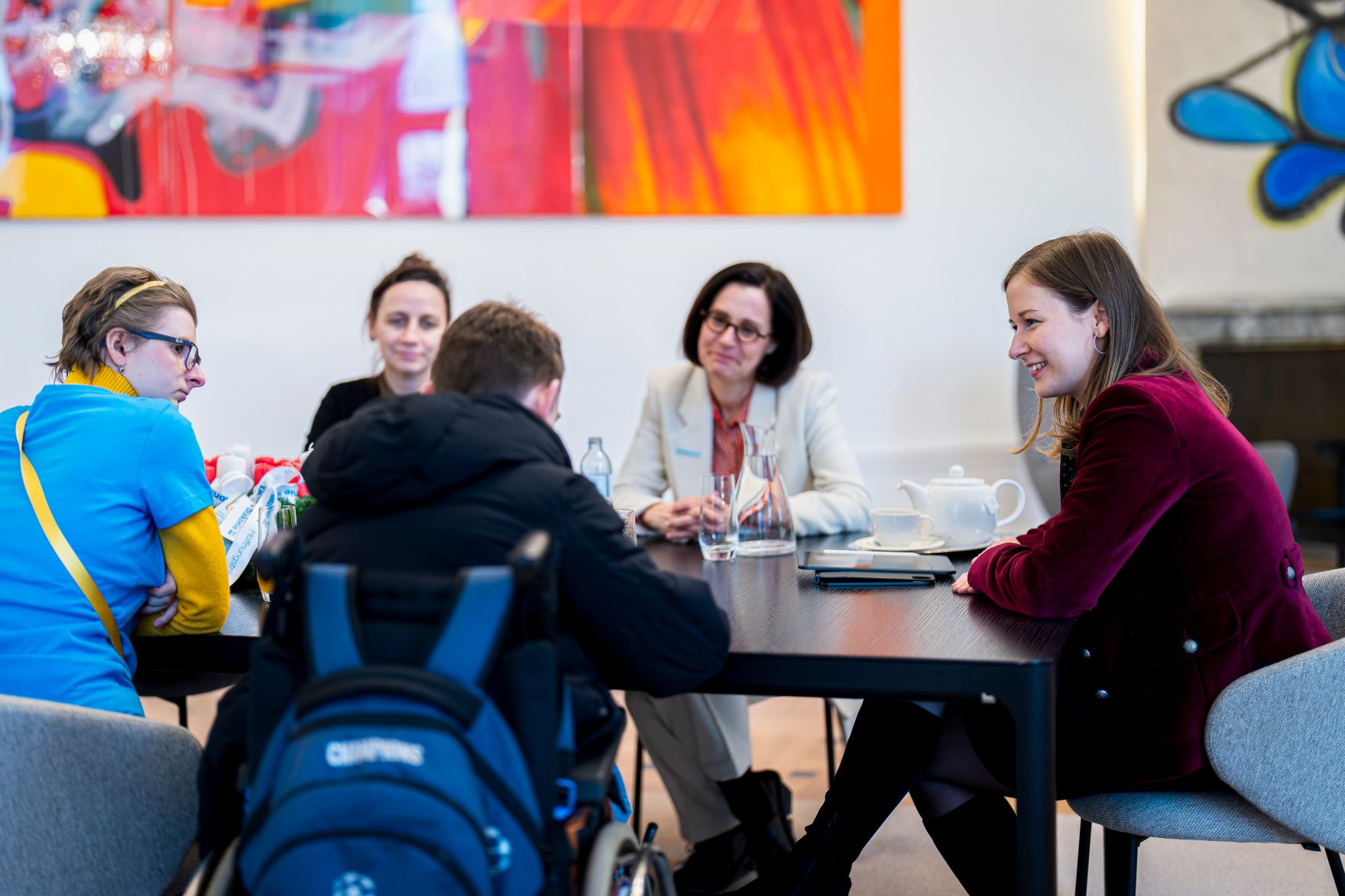 Am 26. November 2025 wurde Bundeskanzler Claudia Plakolm (r.) von der Diakonie &Ouml;sterreich ein Adventkranz &uuml;berreicht. Im Bild mit der Direktorin der Diakonie &Ouml;sterreich, Maria Moser (2.v.r.).
