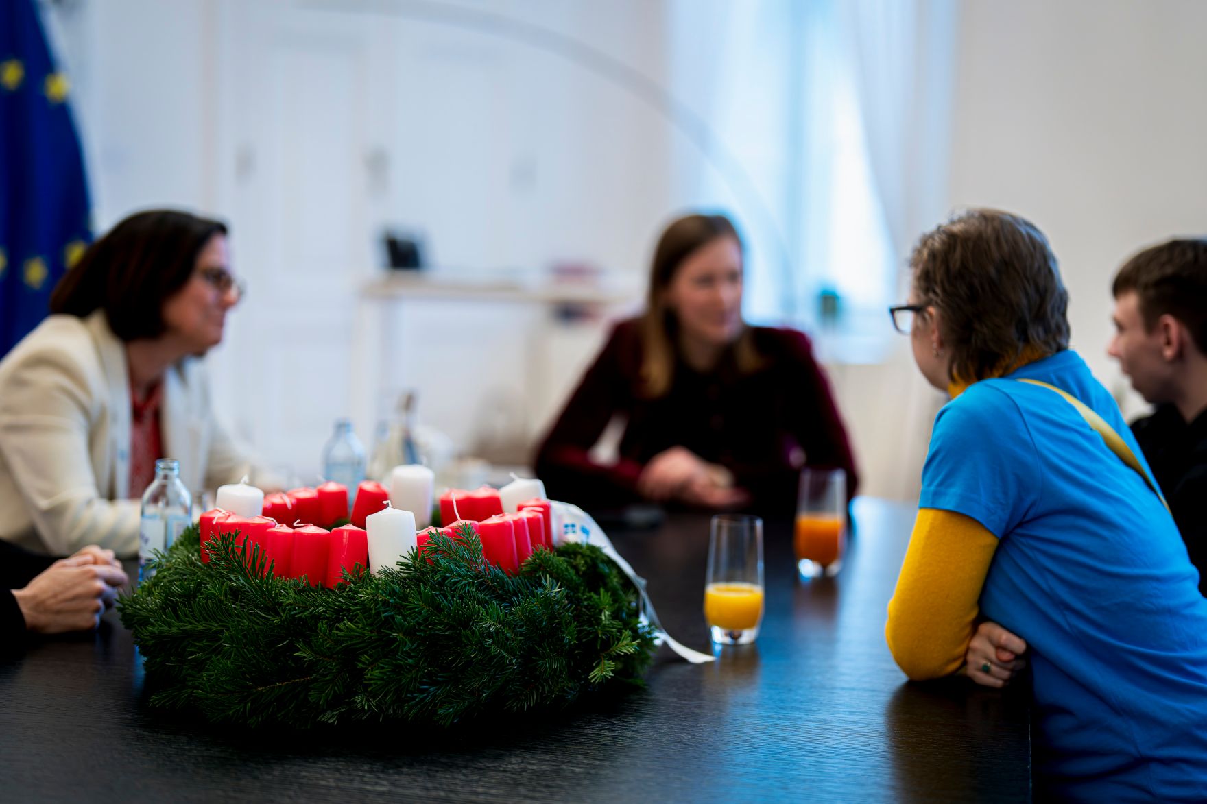 Am 26. November 2025 wurde Bundeskanzler Claudia Plakolm (m.r.) von der Diakonie &Ouml;sterreich ein Adventkranz &uuml;berreicht. Im Bild mit der Direktorin der Diakonie &Ouml;sterreich, Maria Moser (l.).