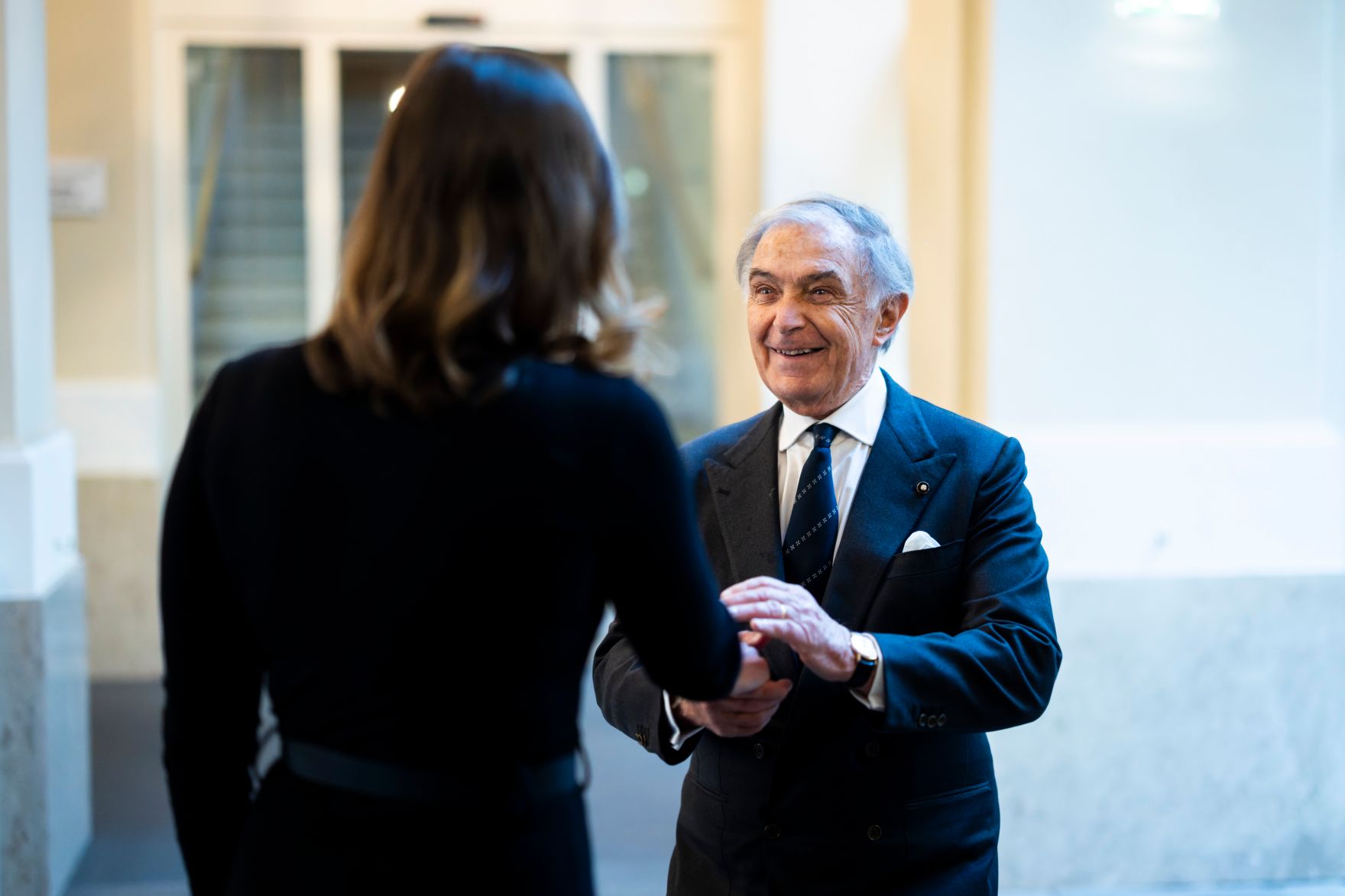 Am 28. November 2025 empfing Bundesministerin Claudia Plakolm (l.) den Gro&szlig;kanzler des Souver&auml;nen Ritter- und Hospitalorden vom hl. Johannes zu Jerusalem von Rhodos und Malta Riccardo Patern&ograve; di Montecupo (r.) zu einem Arbeitsgespr&auml;ch.