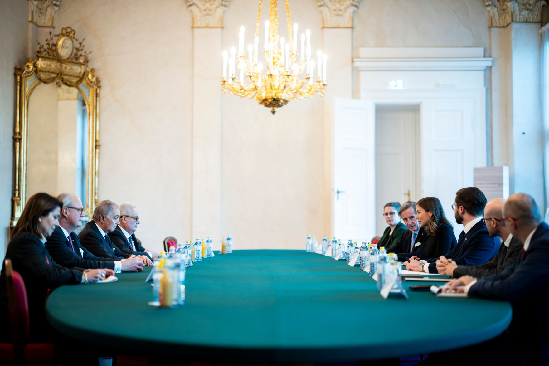 Am 28. November 2025 empfing Bundesministerin Claudia Plakolm (4.v.r.) den Gro&szlig;kanzler des Souver&auml;nen Ritter- und Hospitalorden vom hl. Johannes zu Jerusalem von Rhodos und Malta Riccardo Patern&ograve; di Montecupo (3.v.l.) zu einem Arbeitsgespr&auml;ch.