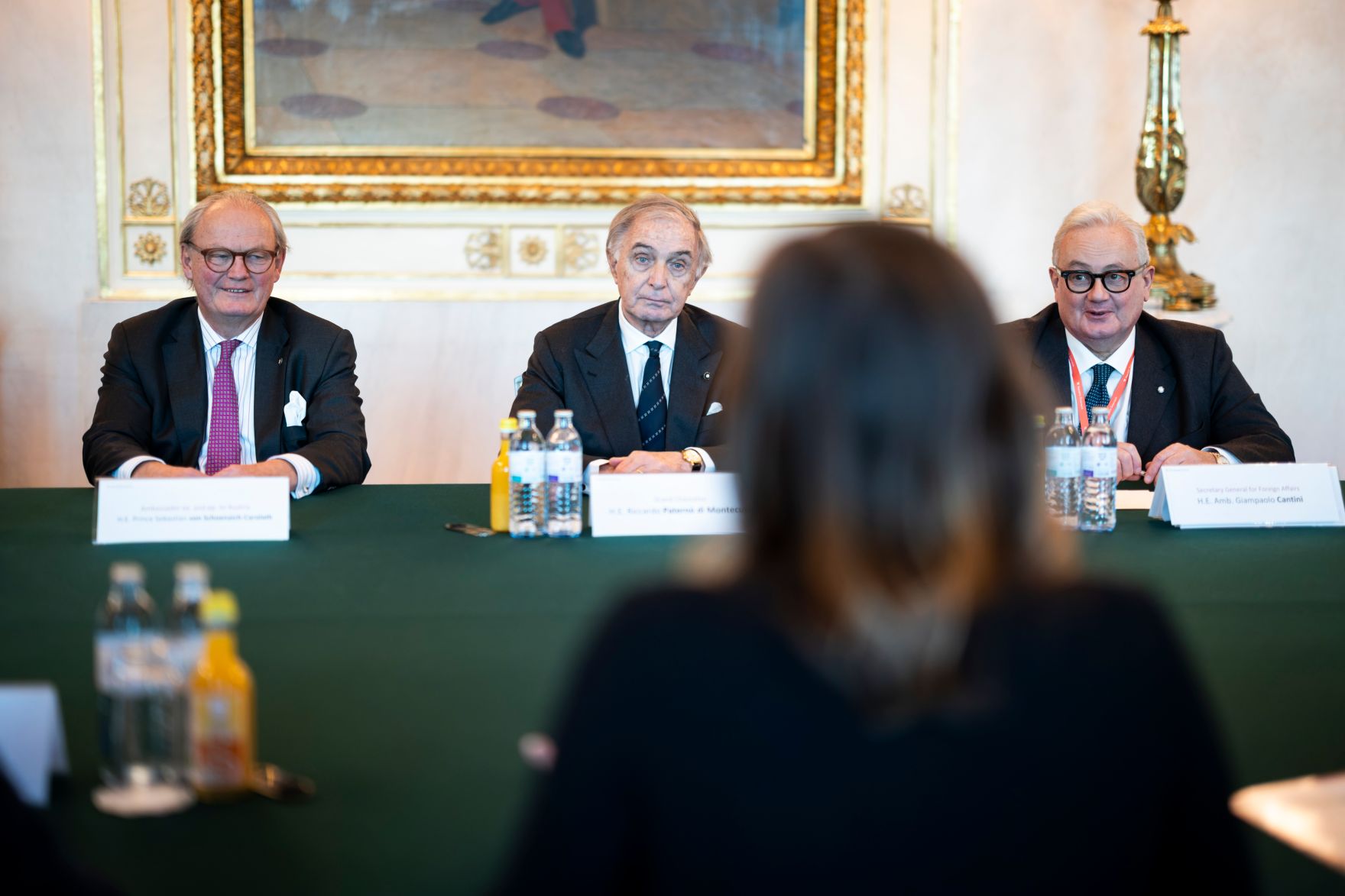 Am 28. November 2025 empfing Bundesministerin Claudia Plakolm den Gro&szlig;kanzler des Souver&auml;nen Ritter- und Hospitalorden vom hl. Johannes zu Jerusalem von Rhodos und Malta Riccardo Patern&ograve; di Montecupo (2.v.l.) zu einem Arbeitsgespr&auml;ch.