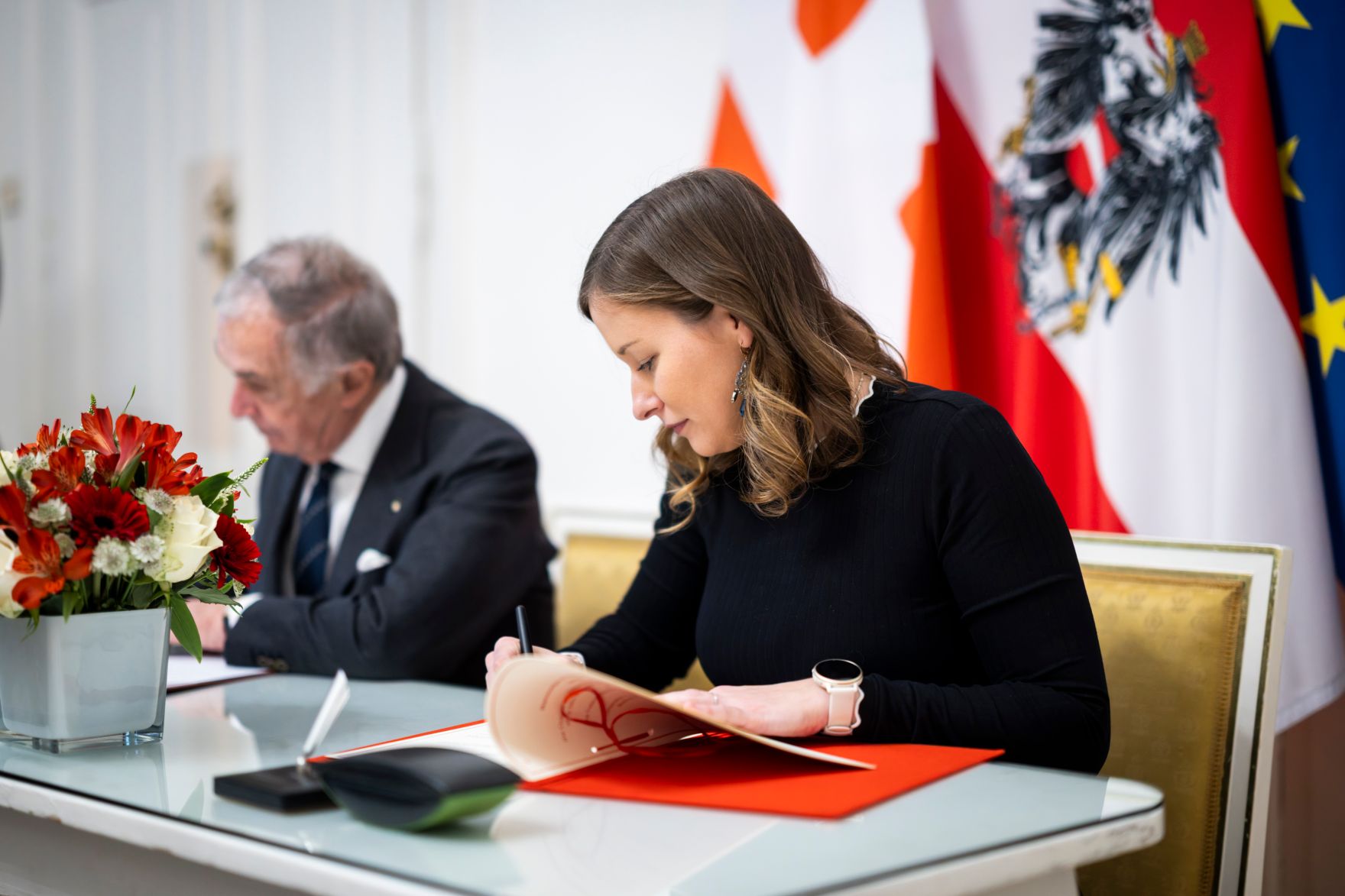 Am 28. November 2025 empfing Bundesministerin Claudia Plakolm (r.) den Gro&szlig;kanzler des Souver&auml;nen Ritter- und Hospitalorden vom hl. Johannes zu Jerusalem von Rhodos und Malta Riccardo Patern&ograve; di Montecupo (l.) zu einem Arbeitsgespr&auml;ch.