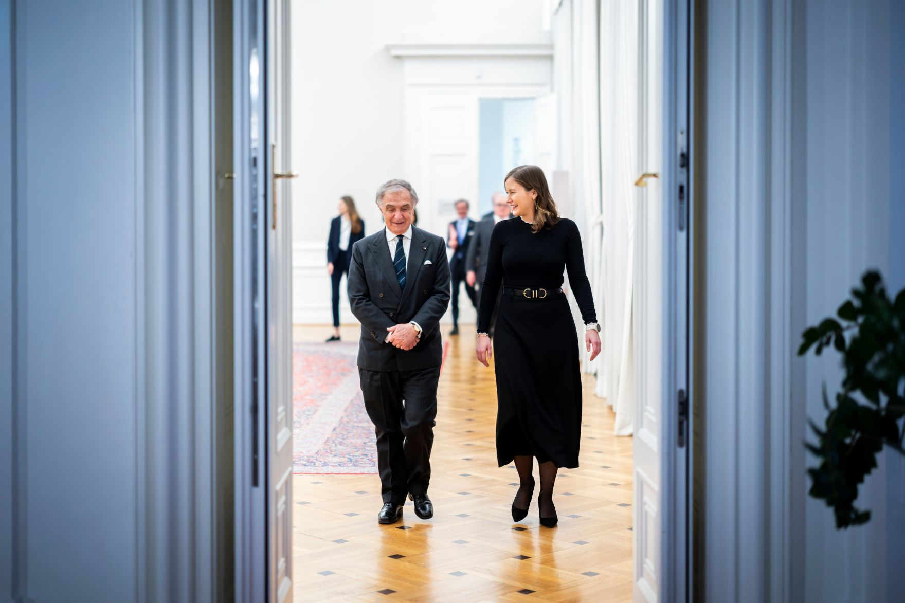 Am 28. November 2025 empfing Bundesministerin Claudia Plakolm (r.) den Gro&szlig;kanzler des Souver&auml;nen Ritter- und Hospitalorden vom hl. Johannes zu Jerusalem von Rhodos und Malta Riccardo Patern&ograve; di Montecupo (l.) zu einem Arbeitsgespr&auml;ch.