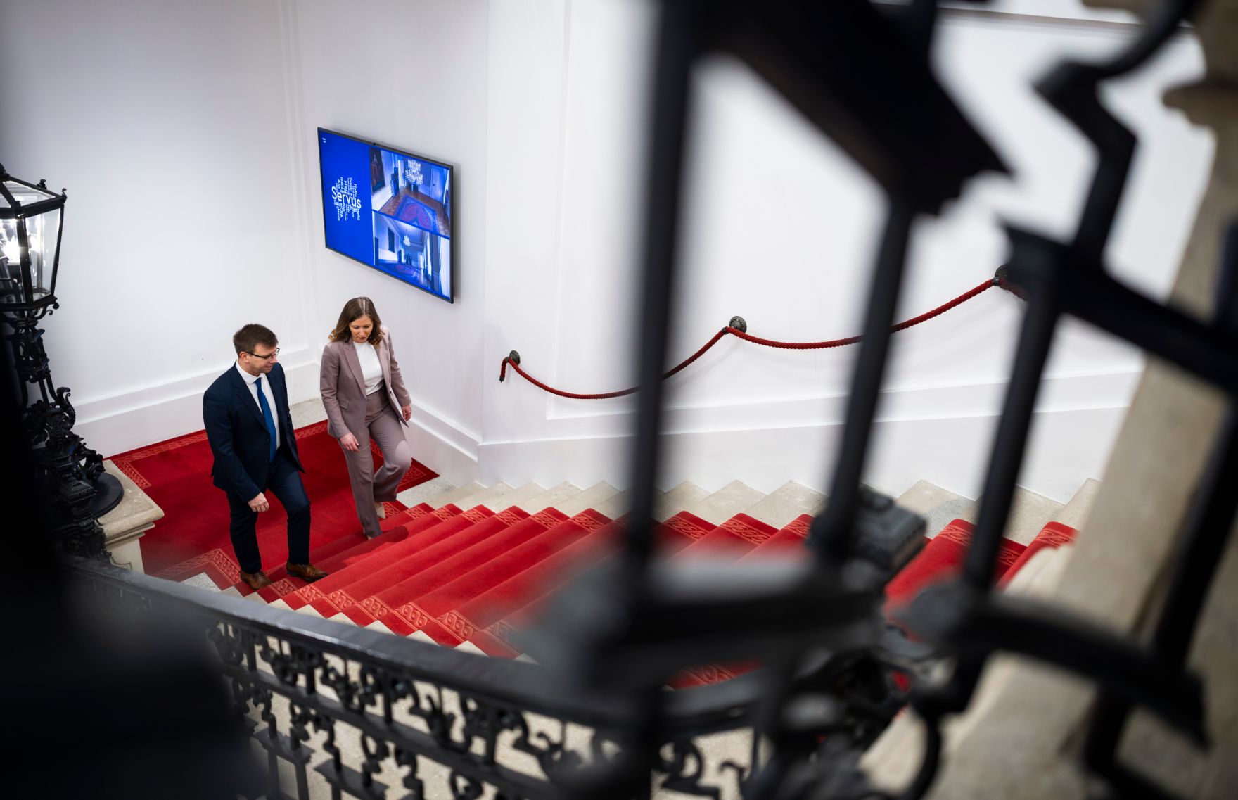 Am 2. Dezember 2025 lud Bundesministerin Claudia Plakolm (r.) zu einem Ministertreffen im Rahmen des 5. Vienna Forum ins Bundeskanzleramt ein. Im Bild mit Janos Boka (l.), Minister f&uuml;r europ&auml;ische Angelegenheiten in Ungarn.