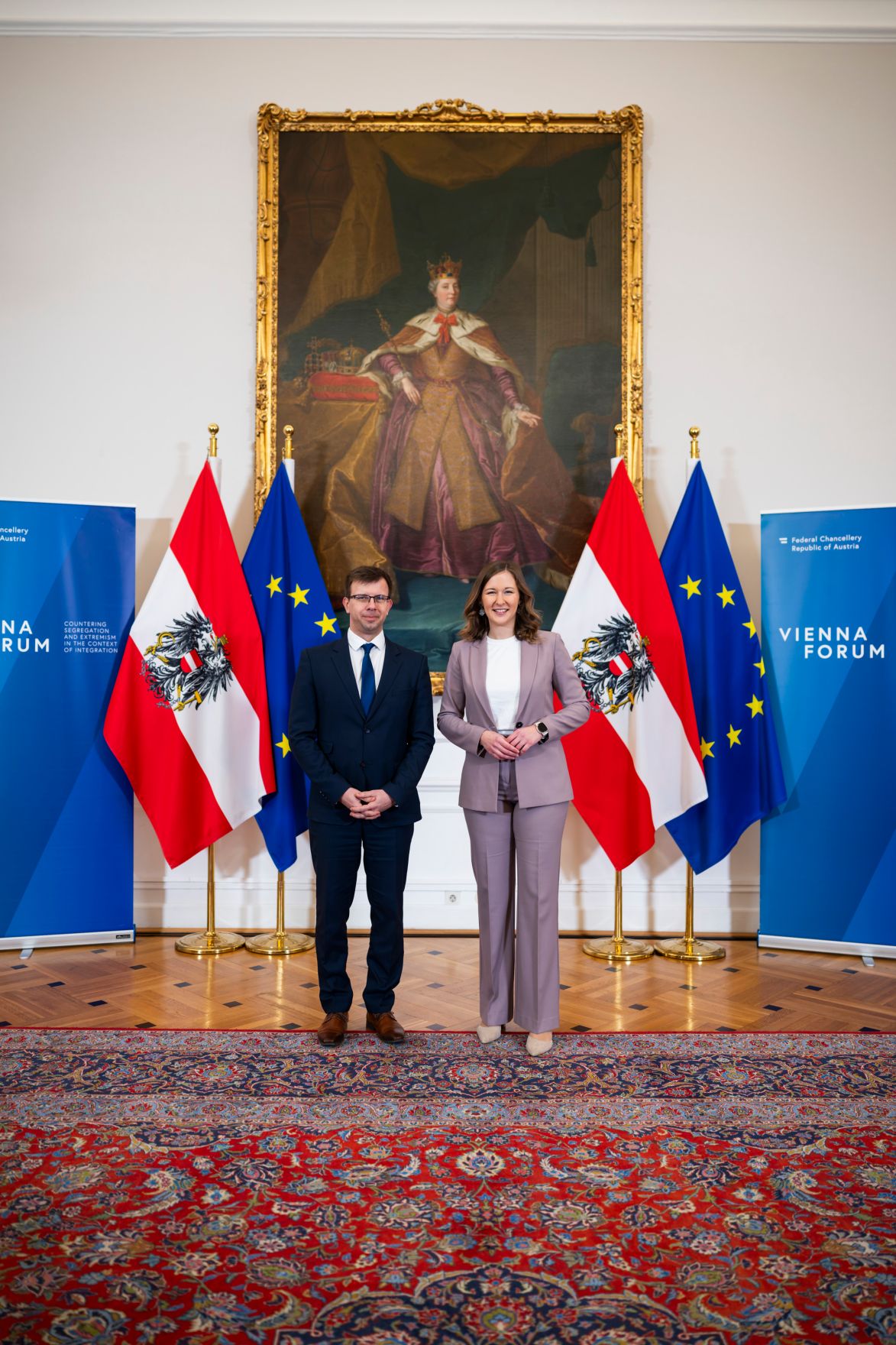 Am 2. Dezember 2025 lud Bundesministerin Claudia Plakolm (r.) zu einem Ministertreffen im Rahmen des 5. Vienna Forum ins Bundeskanzleramt ein. Im Bild mit Janos Boka (l.), Minister f&uuml;r europ&auml;ische Angelegenheiten in Ungarn.