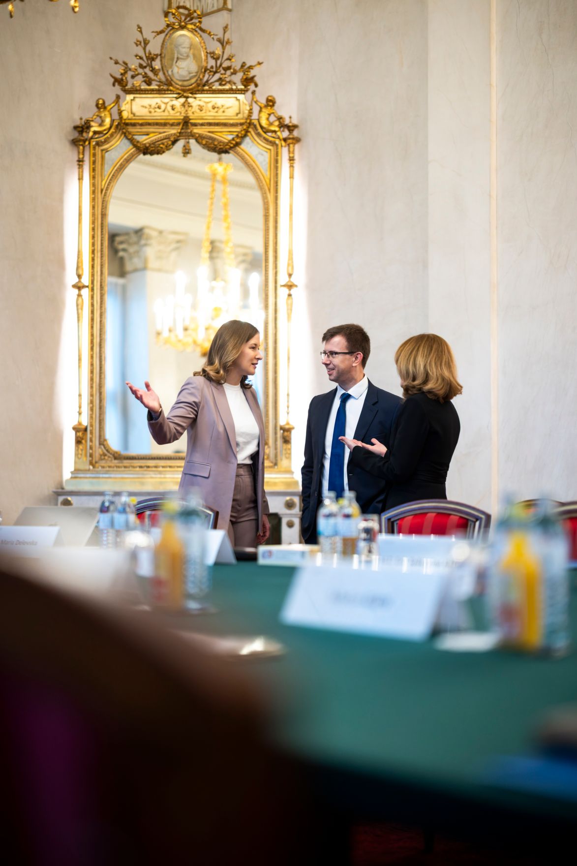 Am 2. Dezember 2025 lud Bundesministerin Claudia Plakolm (l.) zu einem Ministertreffen im Rahmen des 5. Vienna Forum ins Bundeskanzleramt ein. Im Bild gemeinsam mit Janos Boka (m.), Minister f&uuml;r europ&auml;ische Angelegenheiten in Ungarn und Elena Shekerletova (r.), stellvertretende Au&szlig;enministerin Bulgariens.