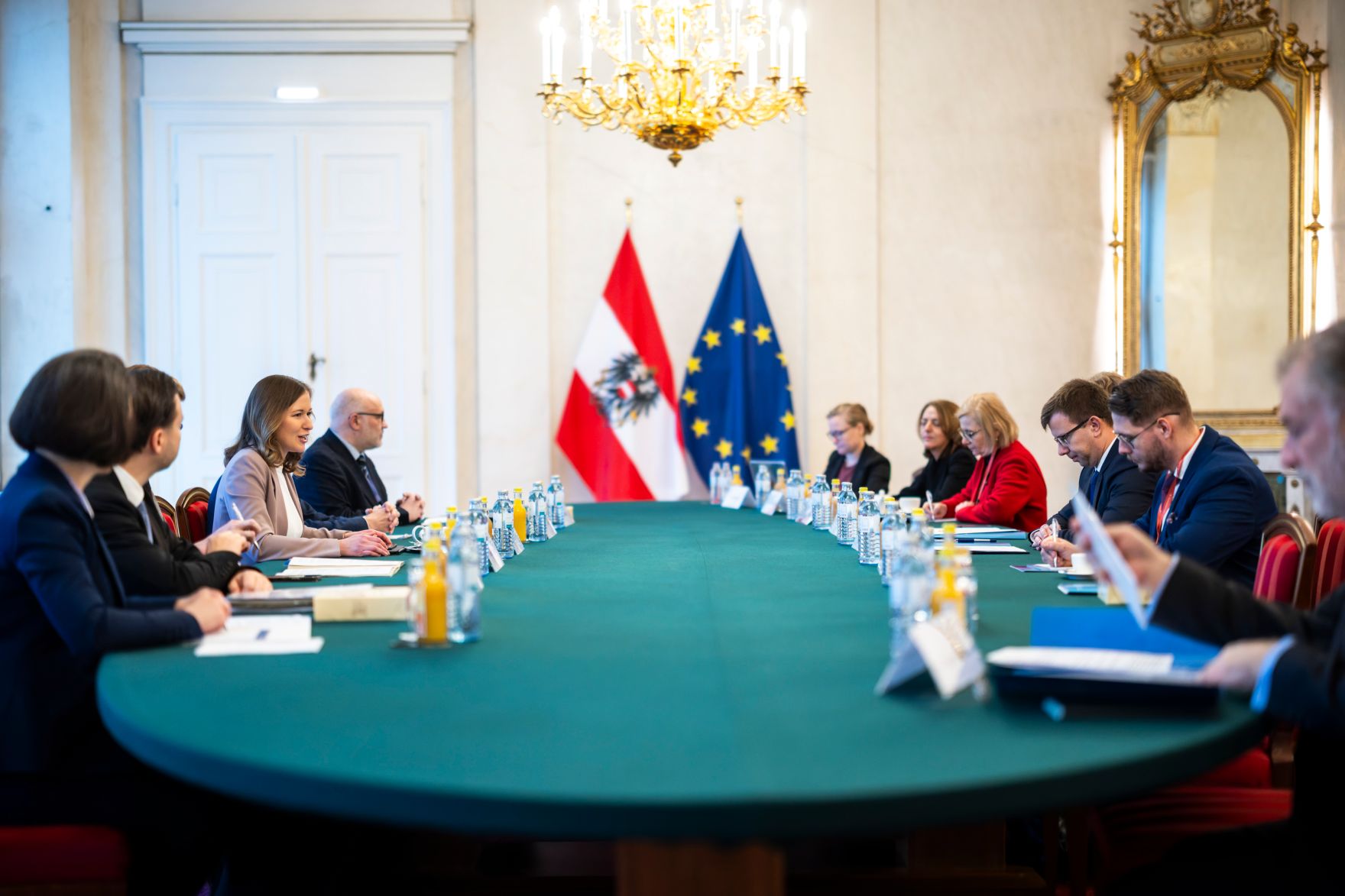 Am 2. Dezember 2025 lud Bundesministerin Claudia Plakolm (3.v.l.) zu einem Ministertreffen im Rahmen des 5. Vienna Forum ins Bundeskanzleramt ein.