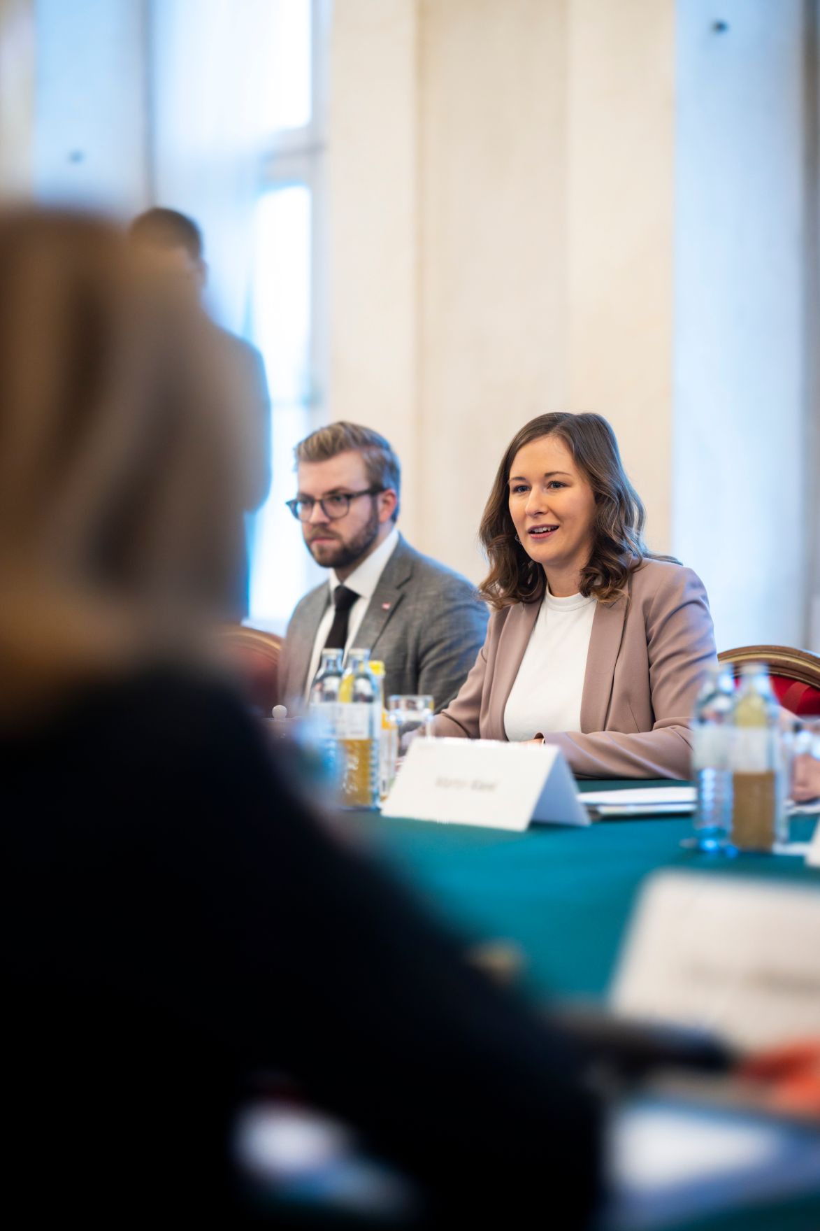 Am 2. Dezember 2025 lud Bundesministerin Claudia Plakolm (im Bild) zu einem Ministertreffen im Rahmen des 5. Vienna Forum ins Bundeskanzleramt ein.