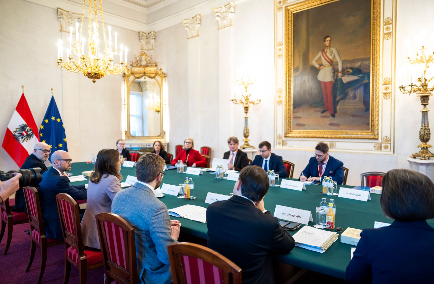 Am 2. Dezember 2025 lud Bundesministerin Claudia Plakolm zu einem Ministertreffen im Rahmen des 5. Vienna Forum ins Bundeskanzleramt ein.