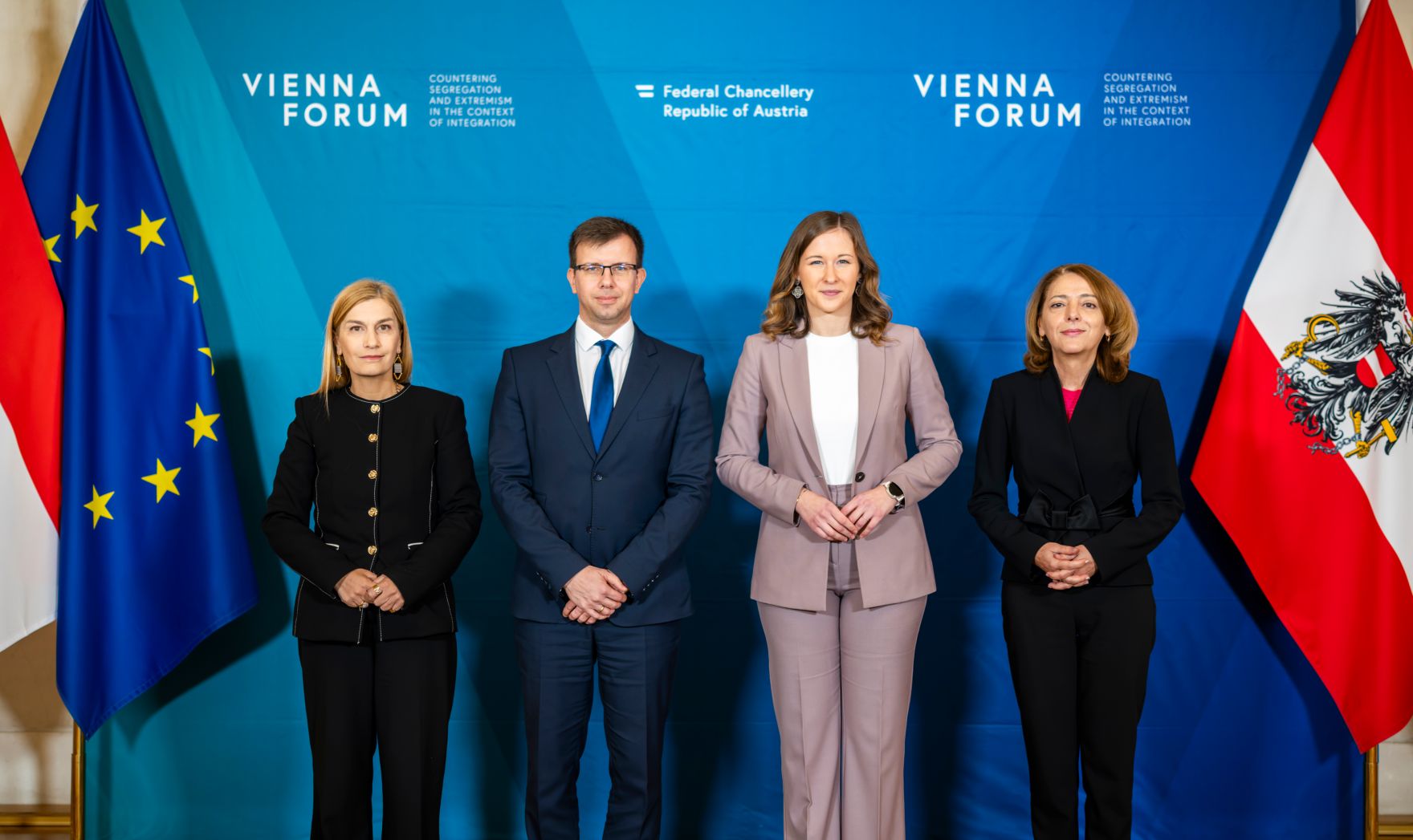 Am 2. Dezember 2025 lud Bundesministerin Claudia Plakolm (m.r.) zu einem Ministertreffen im Rahmen des 5. Vienna Forum ins Bundeskanzleramt ein. Im Bild gemeinsam mit Janos Boka (m.l.), Minister f&uuml;r europ&auml;ische Angelegenheiten in Ungarn, Sevi Voloudaki (l.), stellvertretende Migrations- und Asylministerin Griechenlands und Elena Shekerletova (r.), stellvertretende Au&szlig;enministerin Bulgariens.