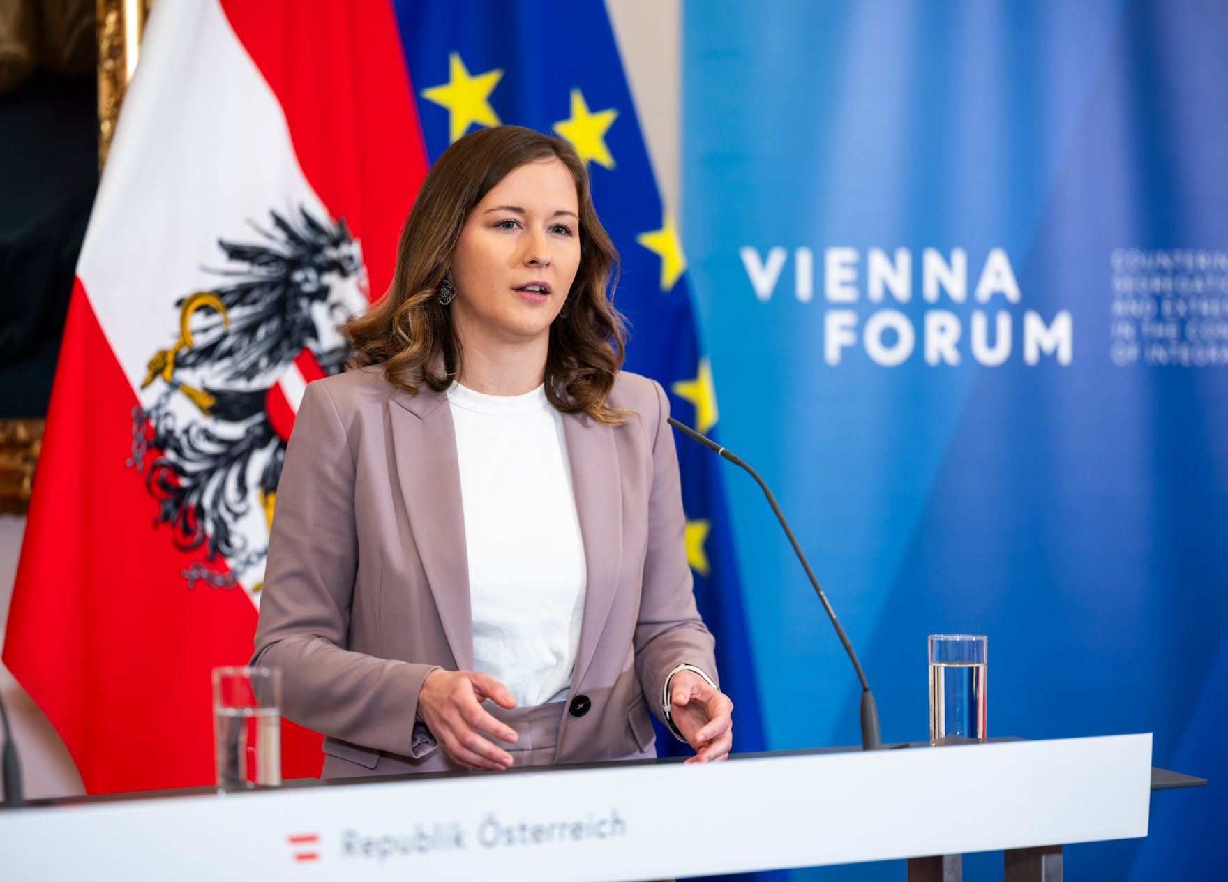 Am 2. Dezember 2025 lud Bundesministerin Claudia Plakolm (im Bild) zu einem Ministertreffen im Rahmen des 5. Vienna Forum ins Bundeskanzleramt ein. Im Bild beim Doorstep gemeinsam mit Janos Boka, Minister f&uuml;r europ&auml;ische Angelegenheiten in Ungarn.