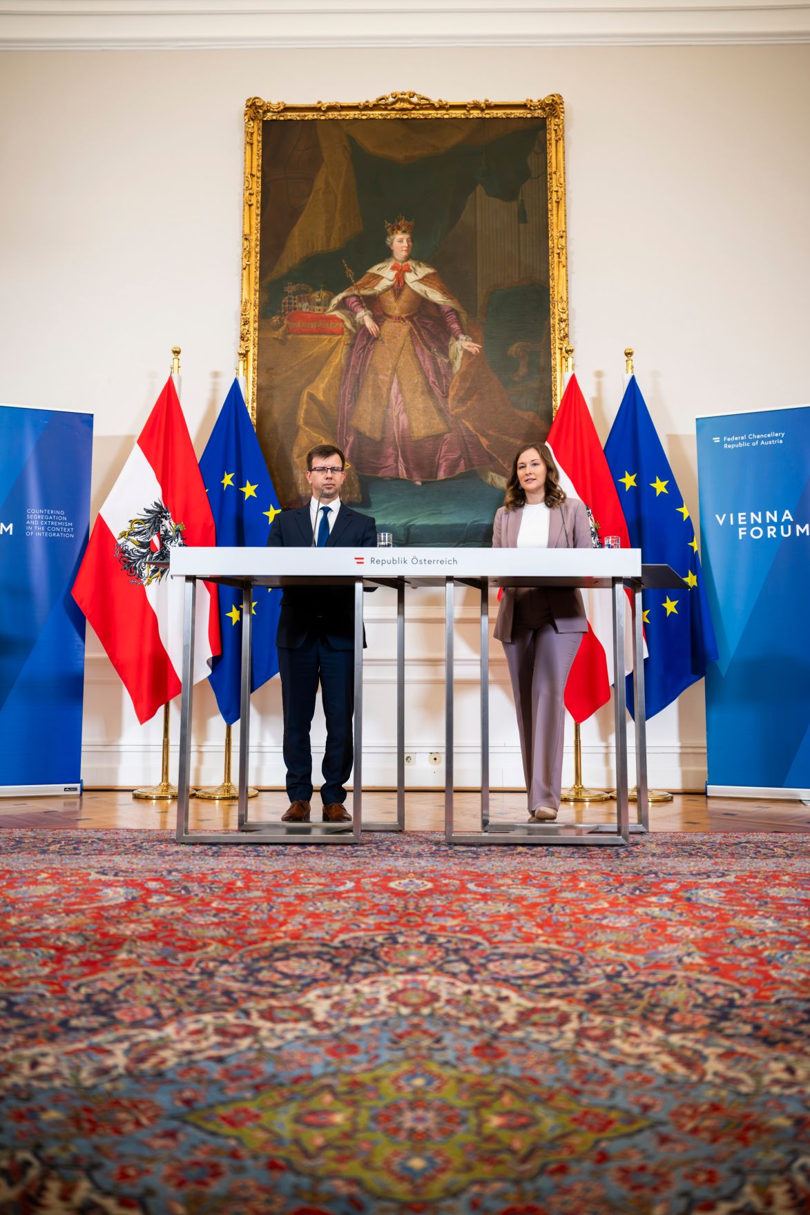 Am 2. Dezember 2025 lud Bundesministerin Claudia Plakolm (r.) zu einem Ministertreffen im Rahmen des 5. Vienna Forum ins Bundeskanzleramt ein. Im Bild beim Doorstep gemeinsam mit Janos Boka (l.), Minister f&uuml;r europ&auml;ische Angelegenheiten in Ungarn.
