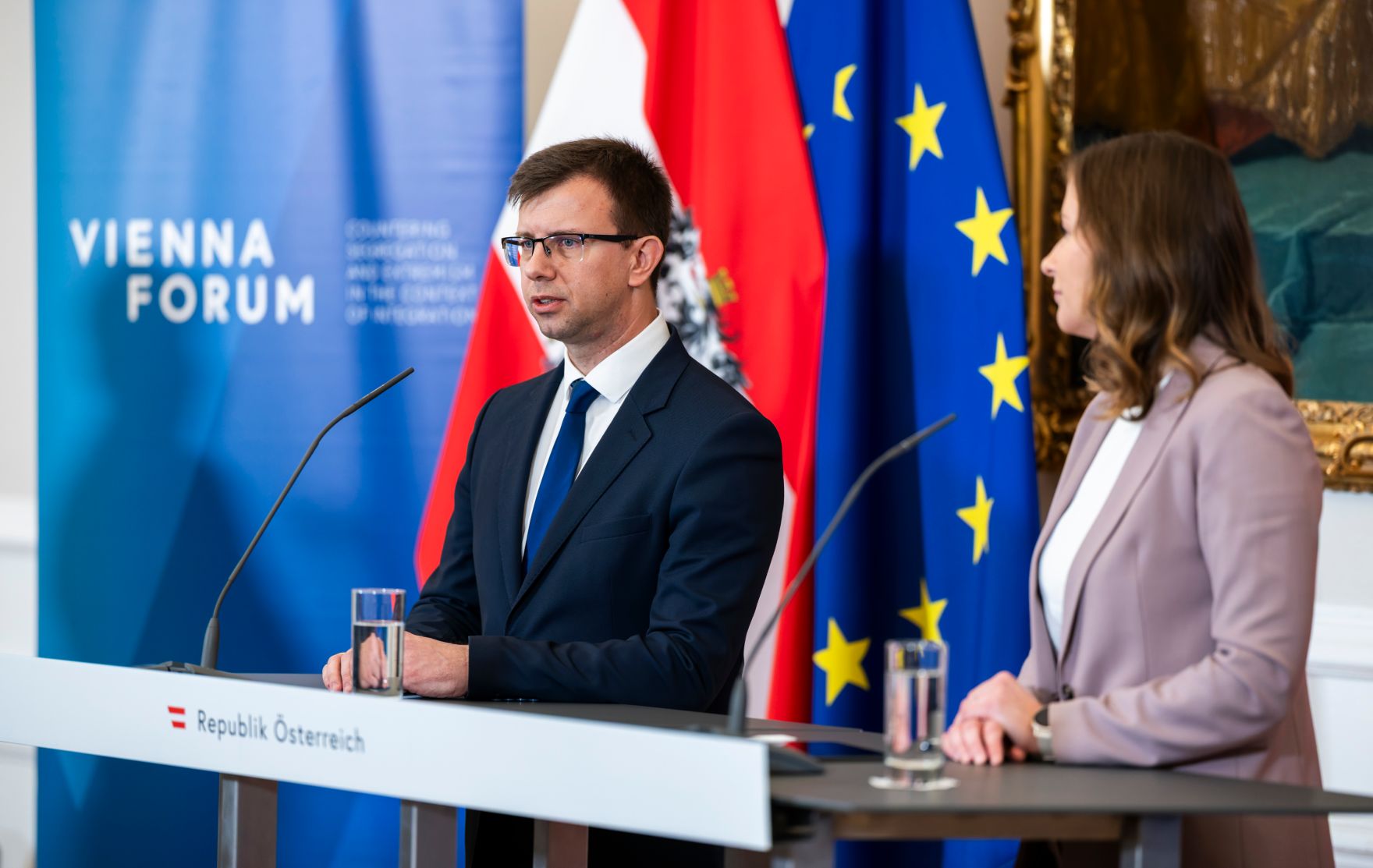 Am 2. Dezember 2025 lud Bundesministerin Claudia Plakolm (r.) zu einem Ministertreffen im Rahmen des 5. Vienna Forum ins Bundeskanzleramt ein. Im Bild beim Doorstep gemeinsam mit Janos Boka (l.), Minister f&uuml;r europ&auml;ische Angelegenheiten in Ungarn.