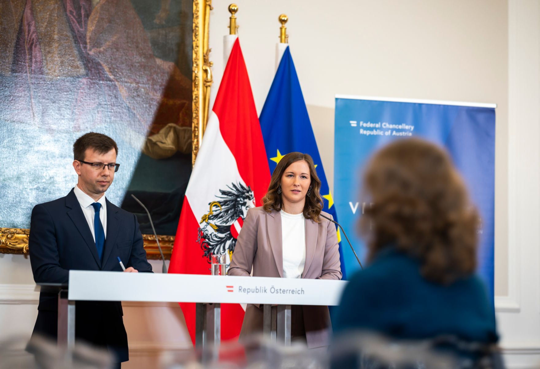Am 2. Dezember 2025 lud Bundesministerin Claudia Plakolm (r.) zu einem Ministertreffen im Rahmen des 5. Vienna Forum ins Bundeskanzleramt ein. Im Bild beim Doorstep gemeinsam mit Janos Boka (l.), Minister f&uuml;r europ&auml;ische Angelegenheiten in Ungarn.