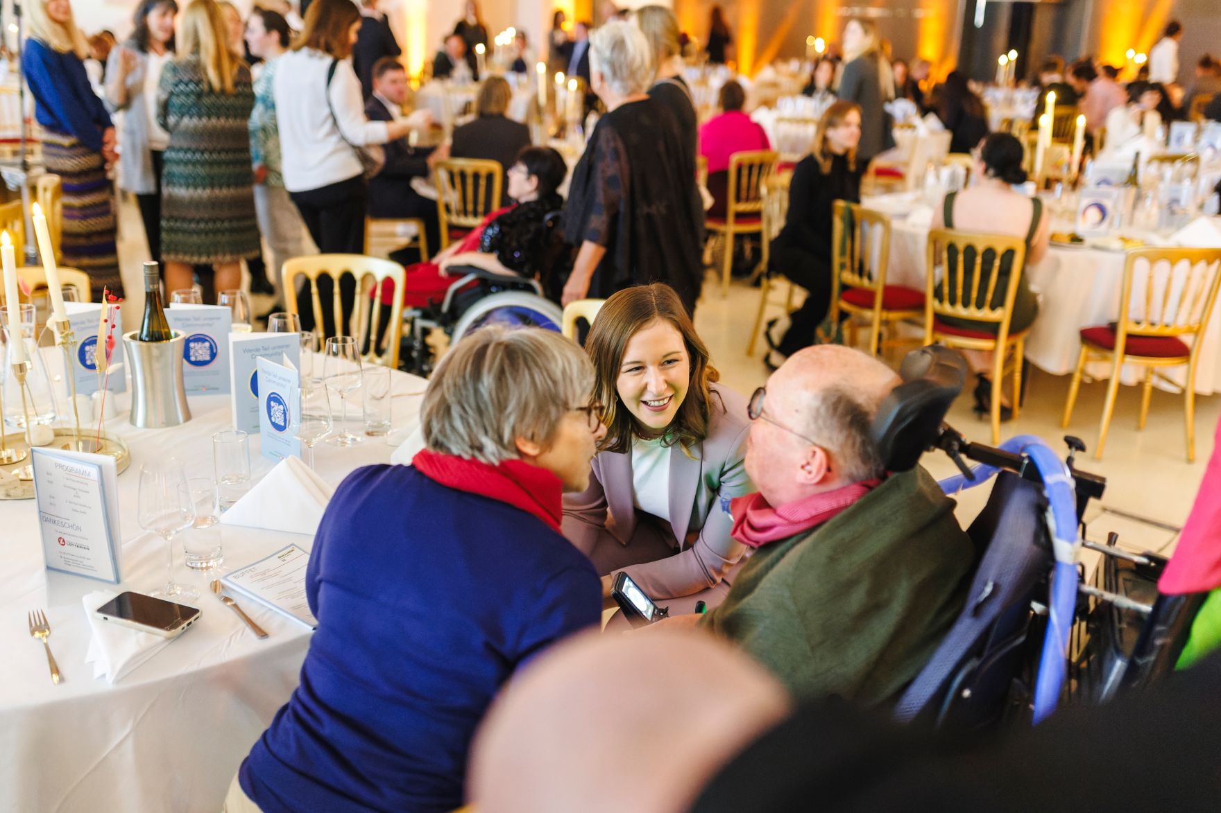 Am 2. Dezember 2025 besuchte Bundesministerin Claudia Plakolm (im Bild) die Inklusionspreis-Gala 2025 der Lebenshilfe &Ouml;sterreich in der Aula der Wissenschaften.