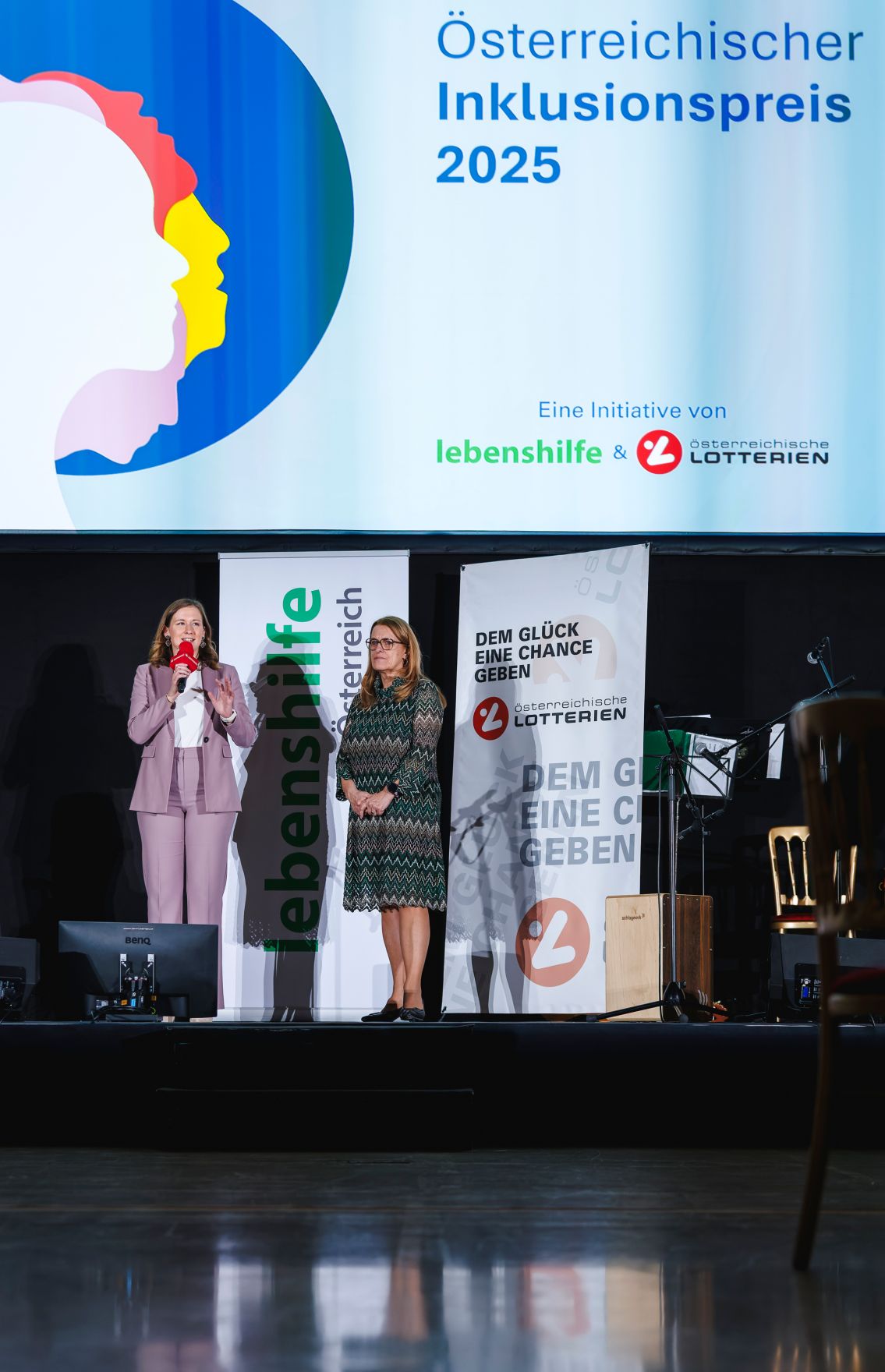 Am 2. Dezember 2025 besuchte Bundesministerin Claudia Plakolm (l.) die Inklusionspreis-Gala 2025 der Lebenshilfe &Ouml;sterreich in der Aula der Wissenschaften. Im Bild mit Staatssekret&auml;rin Ulrike K&ouml;nigsberger-Ludwig (r.).