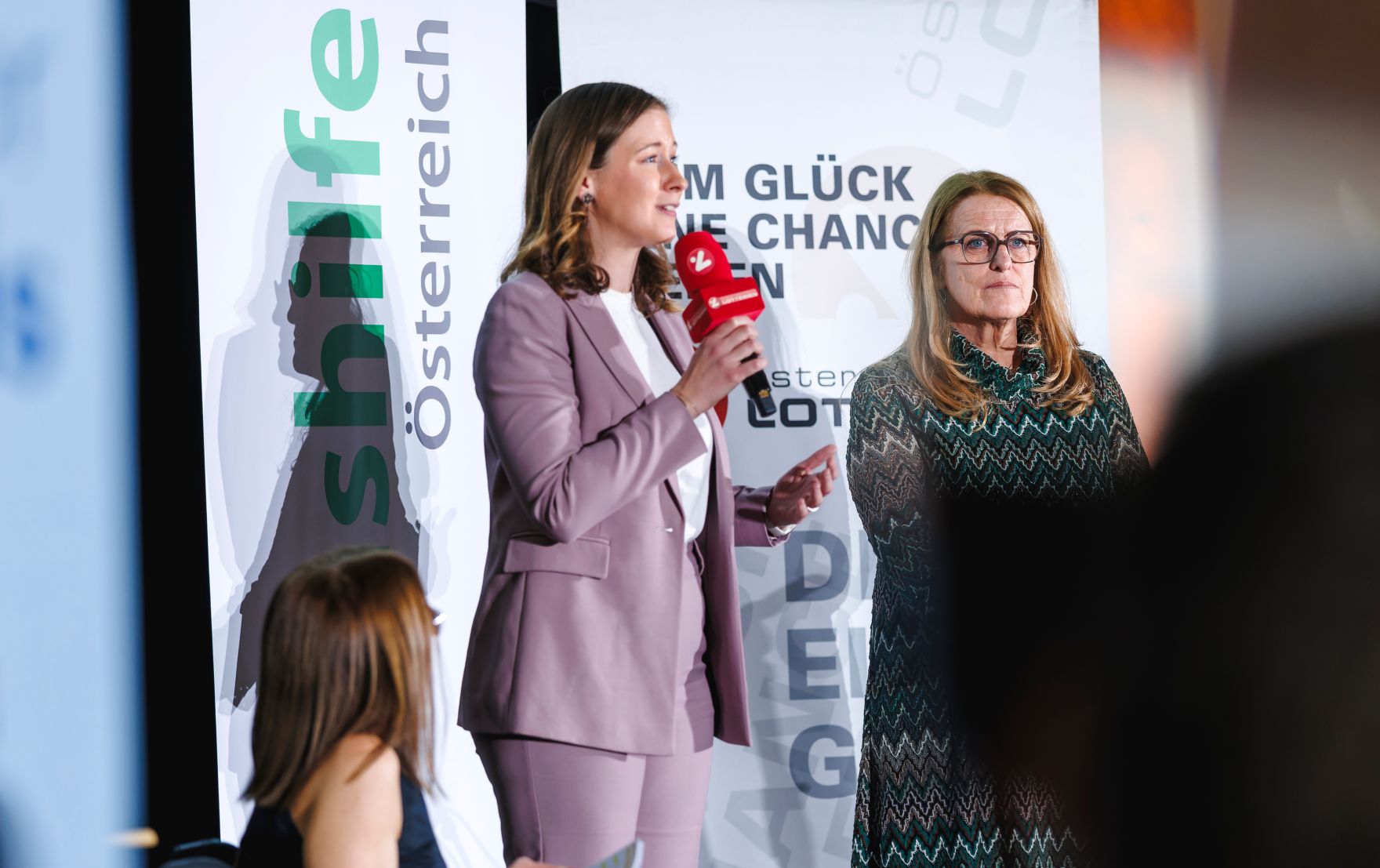 Am 2. Dezember 2025 besuchte Bundesministerin Claudia Plakolm (m.) die Inklusionspreis-Gala 2025 der Lebenshilfe &Ouml;sterreich in der Aula der Wissenschaften. Im Bild mit Moderatorin Miriam Labus (l.) und Staatssekret&auml;rin Ulrike K&ouml;nigsberger-Ludwig (r.).