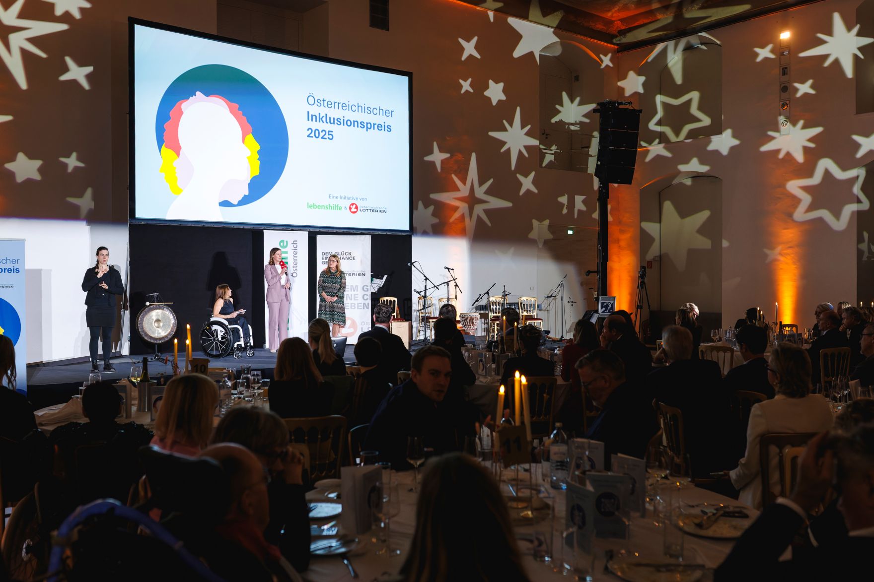 Am 2. Dezember 2025 besuchte Bundesministerin Claudia Plakolm die Inklusionspreis-Gala 2025 der Lebenshilfe &Ouml;sterreich in der Aula der Wissenschaften. Im Bild mit Moderatorin Miriam Labus (l.) und Staatssekret&auml;rin Ulrike K&ouml;nigsberger-Ludwig (r.).