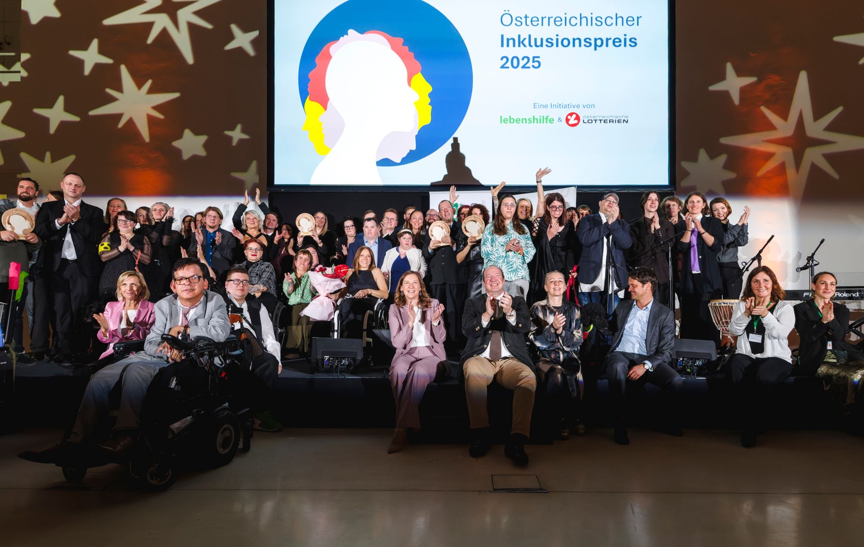 Am 2. Dezember 2025 besuchte Bundesministerin Claudia Plakolm die Inklusionspreis-Gala 2025 der Lebenshilfe &Ouml;sterreich in der Aula der Wissenschaften.