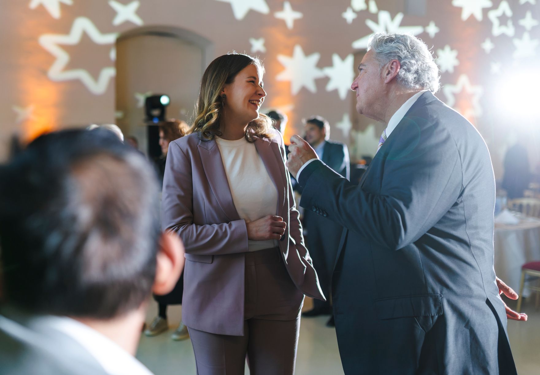 Am 2. Dezember 2025 besuchte Bundesministerin Claudia Plakolm (im Bild) die Inklusionspreis-Gala 2025 der Lebenshilfe &Ouml;sterreich in der Aula der Wissenschaften.
