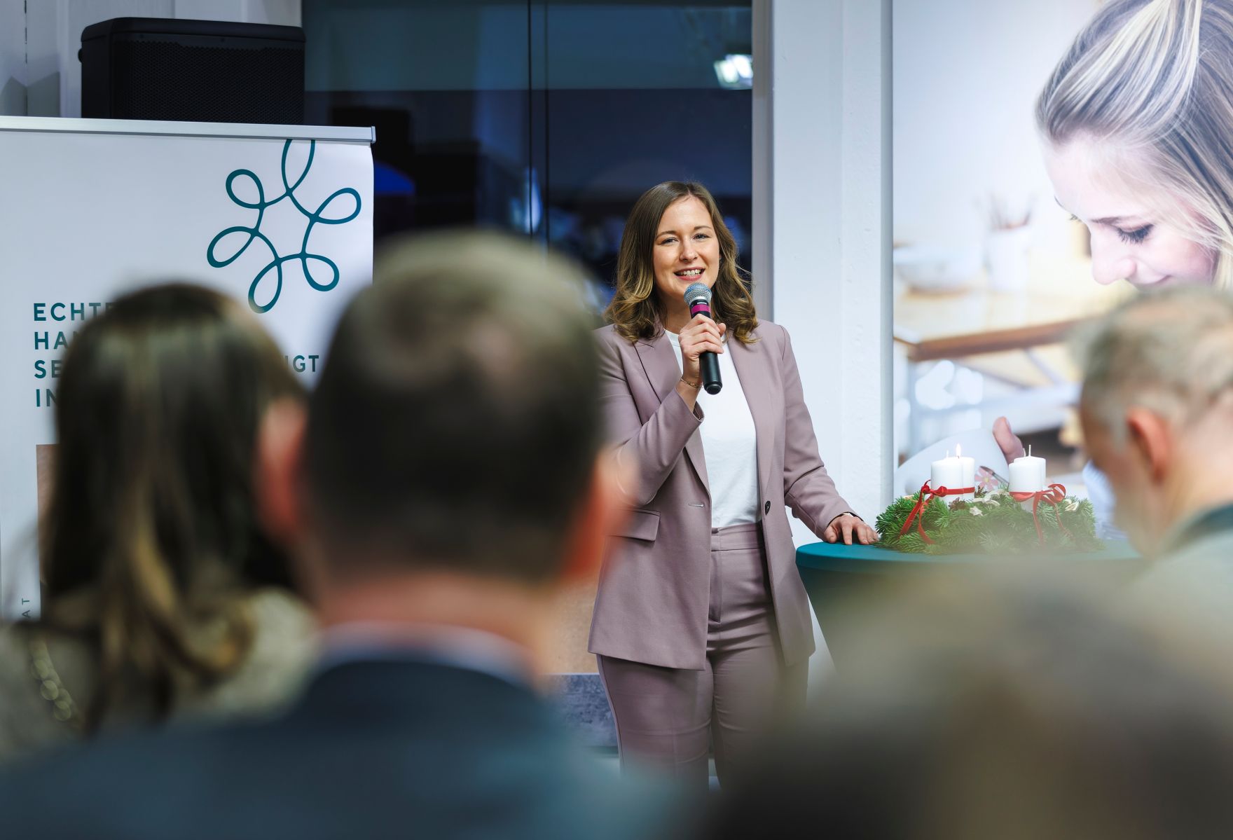 Am 2. Dezember 2025 nahm Bundesministerin Claudia Plakolm (im Bild) am Weihnachts-Diskussionsabend zum Thema &bdquo;Stille Nacht, laute Welt - Weihnachten und wir&ldquo; bei Gmundner Keramik teil.